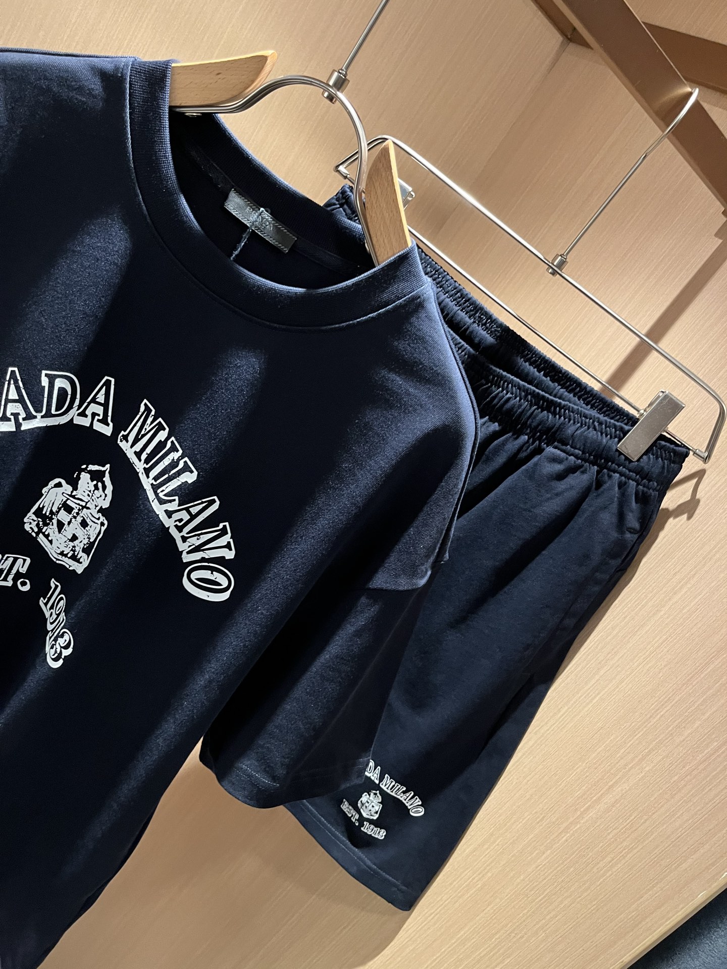  PPRAD*A普*达 2025春夏新款休闲套装，最新款全网独家首上！！~既经典有时尚百搭，谁不爱啊，将