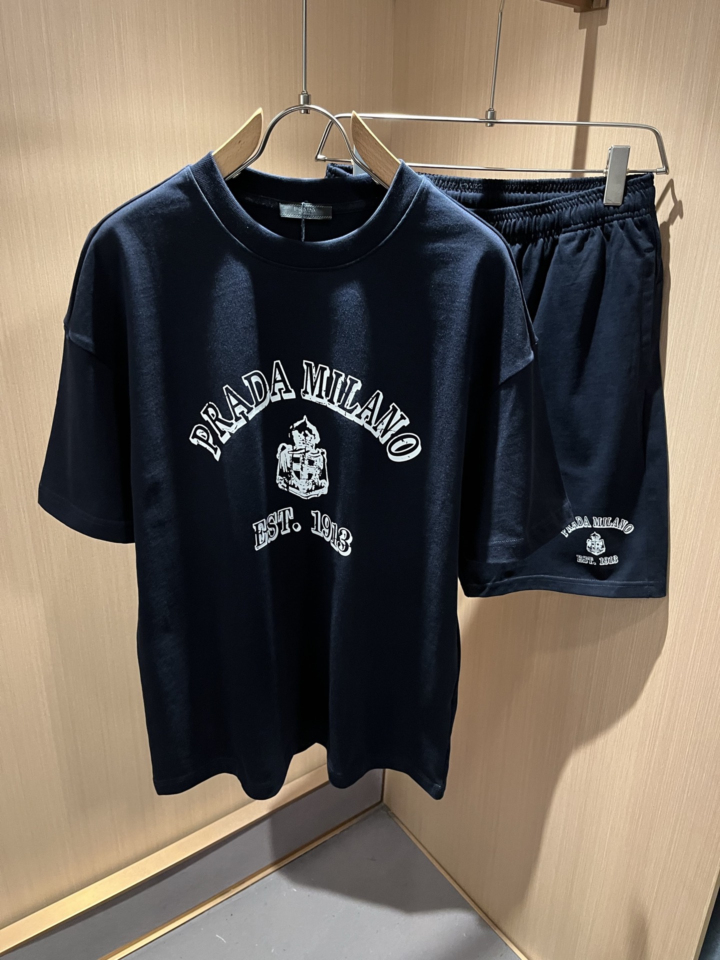  PPRAD*A普*达 2025春夏新款休闲套装，最新款全网独家首上！！~既经典有时尚百搭，谁不爱啊，将