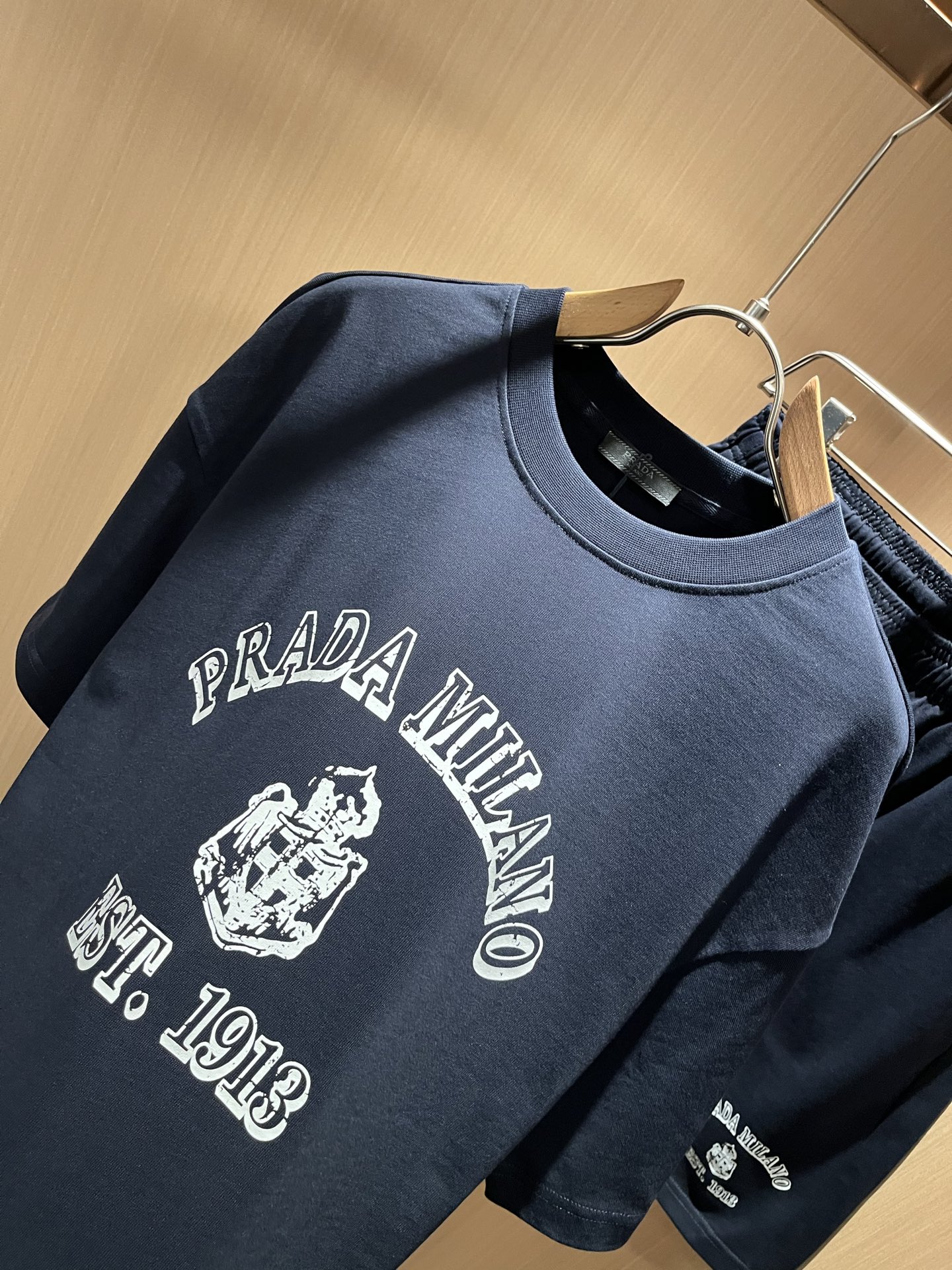  PPRAD*A普*达 2025春夏新款休闲套装，最新款全网独家首上！！~既经典有时尚百搭，谁不爱啊，将
