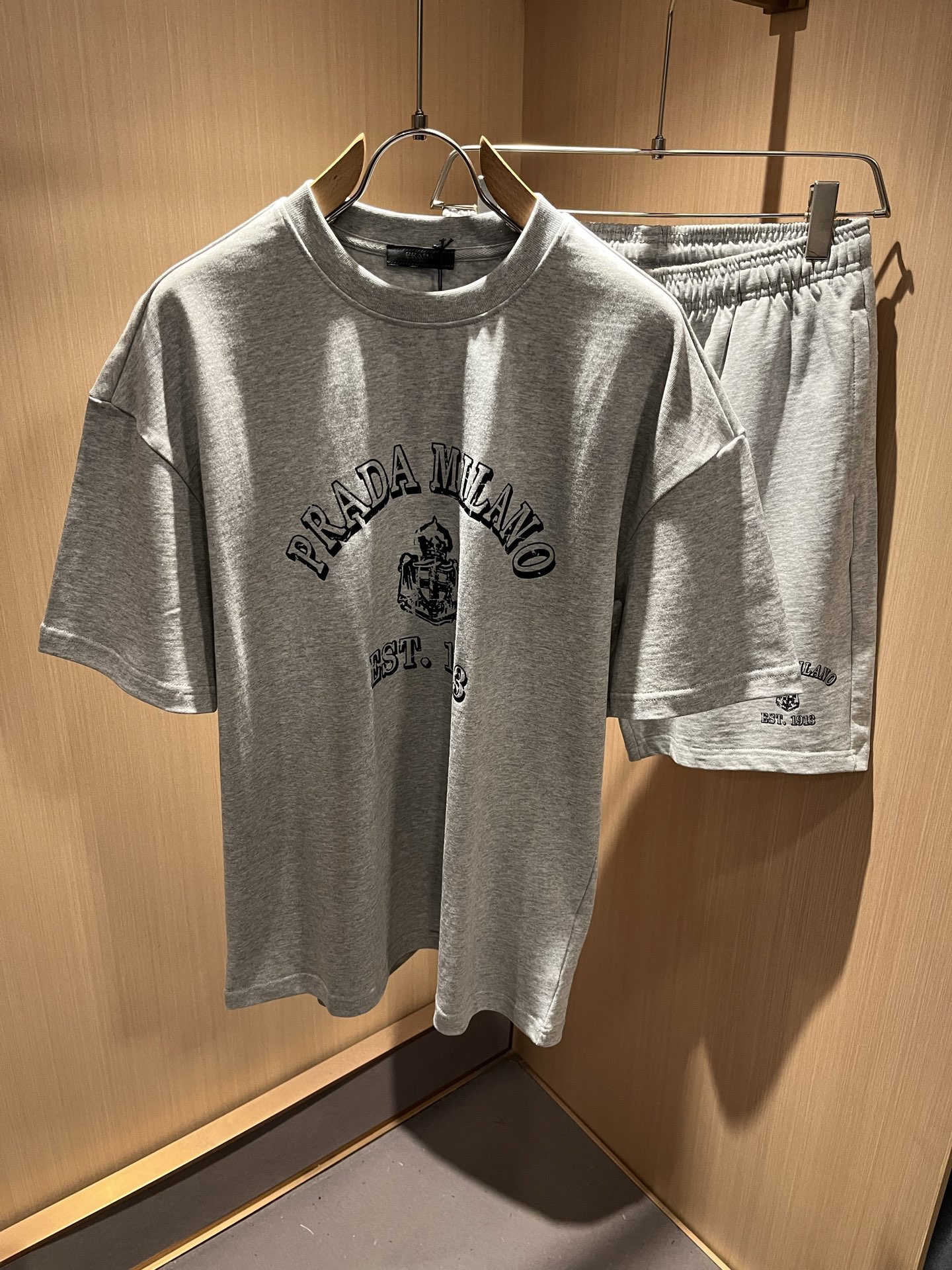  PPRAD*A普*达 2025春夏新款休闲套装，最新款全网独家首上！！~既经典有时尚百搭，谁不爱啊，将