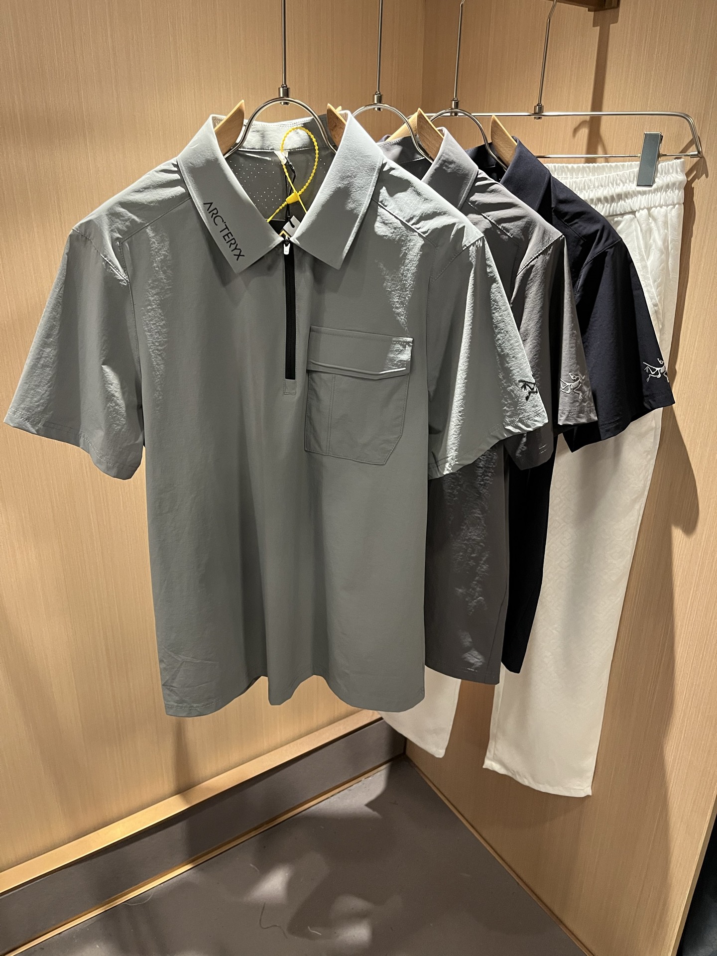 NO:456863,ARCTER*X Original Archaeological Bird 2025 spring and summer new men's short-sleeved Polo, outdoor brands may first think of Canadian goose and Archaeological Bird. It gives people a feeling of trying out the label!  In addition to being quite accomplished in style design, the most obvious or most expert should be to have deeper and unique insights and attainments in fabrics. Through continuous structural research and problem-solving, and characterized by unique research on fabrics, these alone are enough to support it to become the first new logo brand image in the clothing manufacturing industry. This model is made of beaded floor cotton!  Through the seiko stretch spandex fabric, the feel is smooth and soft, and it has both natural beauty and comfort. The large body style is cut cleanly and clean, and the fabric shows a different hazy structural beauty. It is made of exclusive mold customization. The fabric and its technology test the workers, can be smooth and smooth without wrinkles!  Chest logo pattern printing design!  It really tests the handmade work of every master!  It makes the whole clean and neat, without leaving any thread. Now men who pursue life are more refined in life!  Size M-4XL, arc'teryx, T-shirt, alexander wang19860909ARCTER*X始*祖鸟 2025春夏新款男士短袖Polo,户外品牌可能大家第一想到的就是加拿大鹅、始祖鸟.给人一种标签试的感觉！除了在款式设计上颇有造诣之外,最明显或者说最为拿手的,应该就是在面料上的拥有更深独特见解跟造诣了.通过不断地结构研究和问题处理,在以面料独特研究为特征,仅凭这些就已经足以支撑其成为服装制造行业中,首屈可数的新标志品牌形象.此款采用珠地棉材质！通过精工弹力氨纶面料,手感细滑柔软,同时兼具自然美感跟舒适度.大身上版型裁剪简洁干净,面料上显现出了不一样朦胧的结构性美感来.独家开模定制而成,面料及其考验工人的技术,能做到平整服帖又不起皱！胸前logo图案印花设计！真的是很考验每位师傅的手工制作！使得整体干净利索,不留一丝线头.现在对于生活有所追求的男性也在生活中更为精致！尺码M-4XL,arc'teryx,T-shirt,alexander wang,Men's clothing