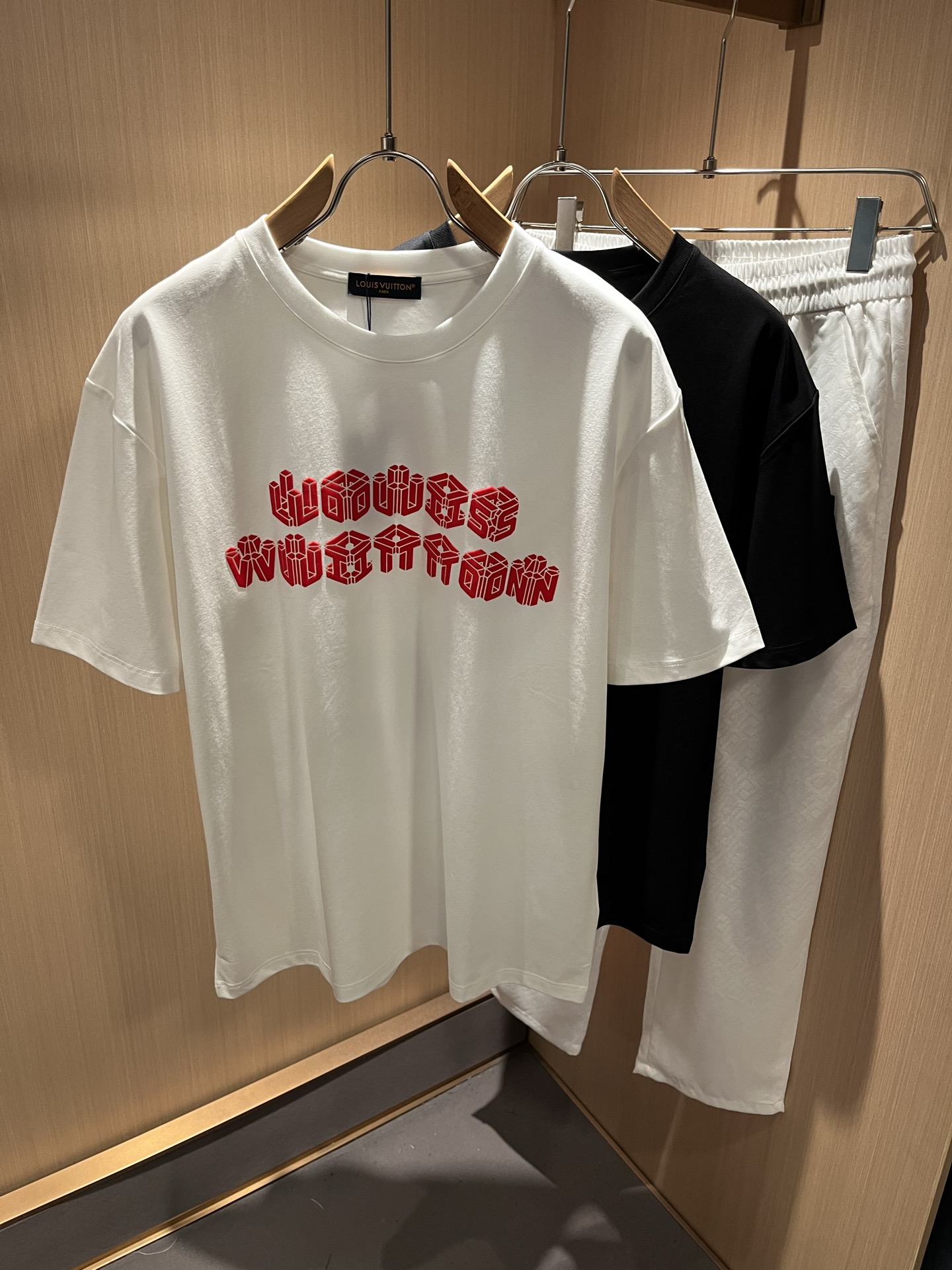 NO:456851,LouisVuitt*Louis*Deng The new series of spring and summer 2025 products are launched, a very fashionable and avant-garde short-sleeved T-shirt for men and women, with logo pattern velvet modification!  Different from the past, it declares the design concept of brand inheritance!  Its eye-catchingness is no less than any classic style, perfectly presenting the fashionable, high-end and luxurious feeling in front of the world!  Made of imported 260 grams of cotton, selected high-quality pure cotton fabrics, soft and soft to the touch, the real thing is definitely beyond your imagination, close to the body and breathable, even if you sweat profusely, you will not feel greasy or stuffy, and will bring sweating and moisture absorption to the extreme!  Size M-3XL, louis vuitton,louis vuitton,t-shirt,tees,t-shirt,alexander wang19860909LouisVuitt*路易*登 2025春夏全新系列单品上线,非常时髦前卫的一款男女同款短袖T恤,标识logo图案压绒修饰！区别于以往的不同,宣示品牌传承的设计理念！其吸睛度完全不亚于任何经典款式,将时髦高级感与奢华感完美呈现在世人眼前！客供进口260克全棉材质制成,精选优质纯棉面料,触感软糯亲肤细腻,实物到手绝对超乎你的想象,贴身无比舒适透气,即便是汗流浃背也不会有腻身及闷热感可言,将排汗吸湿性发挥到了极致！尺码M-3XL,,louis vuitton,louis vuitton,T-shirt,tees，t-shirt,alexander wang,Men's clothing