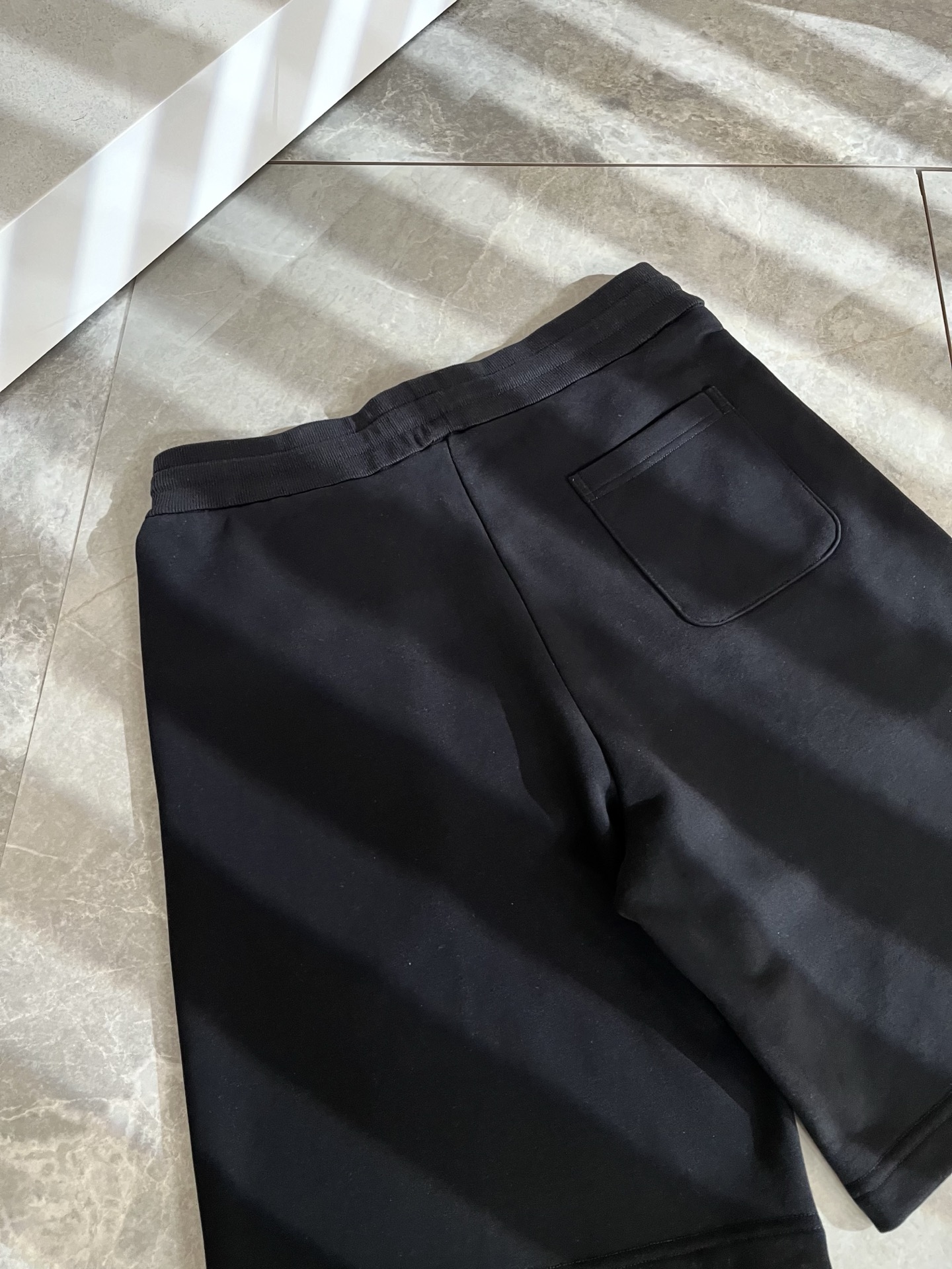  Moncler蒙家 2025春夏男女同款情侣款最新的贸易订单休闲短裤！全品相！！网红款！工艺采用log