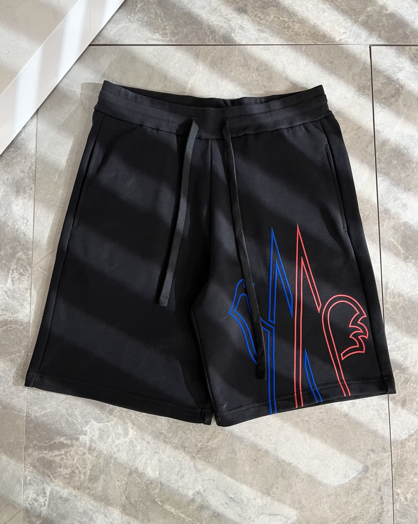  Moncler蒙家 2025春夏男女同款情侣款最新的贸易订单休闲短裤！全品相！！网红款！工艺采用log
