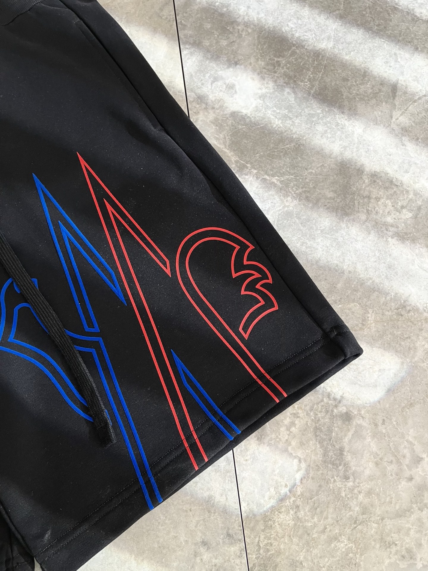  Moncler蒙家 2025春夏男女同款情侣款最新的贸易订单休闲短裤！全品相！！网红款！工艺采用log