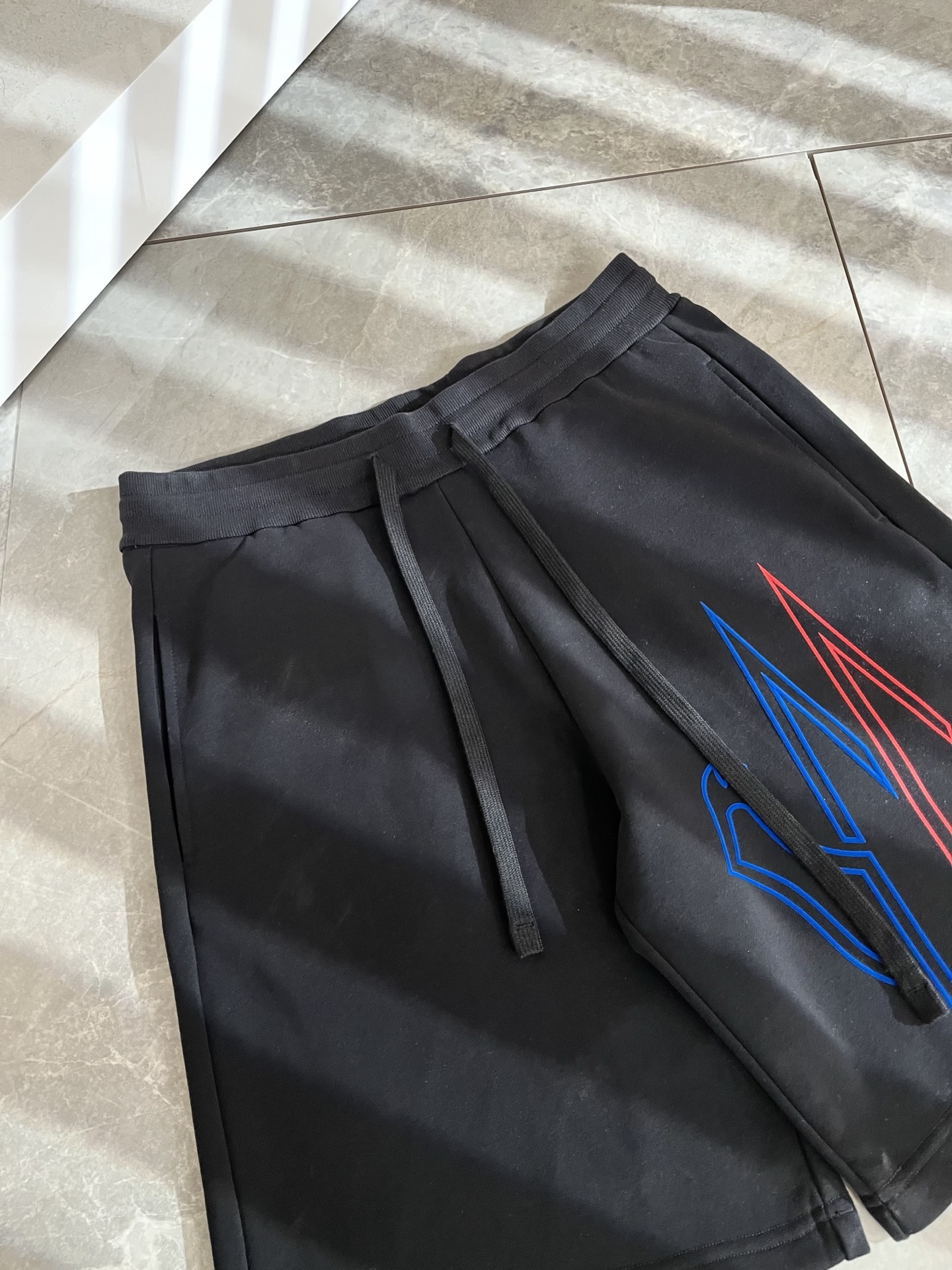  Moncler蒙家 2025春夏男女同款情侣款最新的贸易订单休闲短裤！全品相！！网红款！工艺采用log