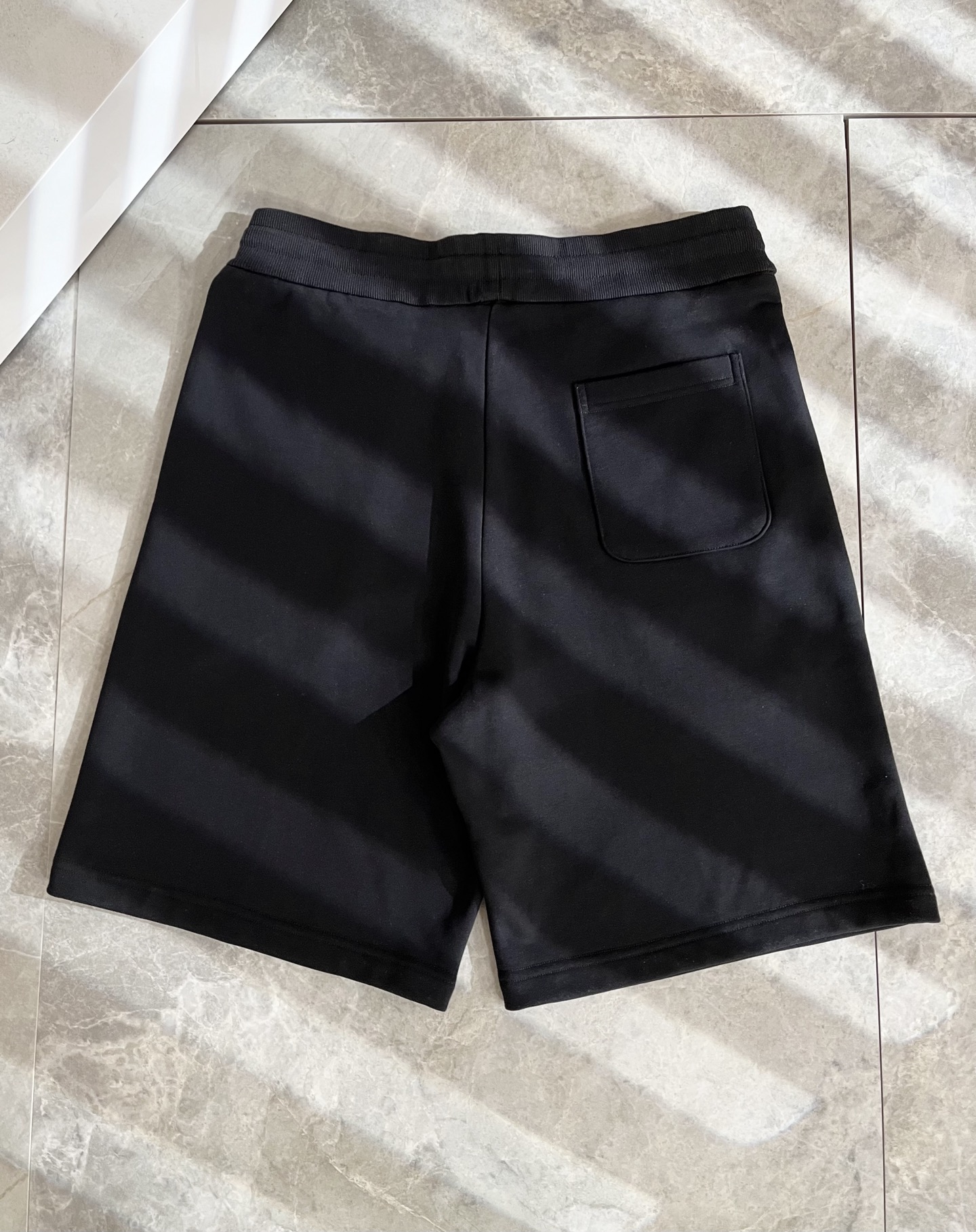  Moncler蒙家 2025春夏男女同款情侣款最新的贸易订单休闲短裤！全品相！！网红款！工艺采用log