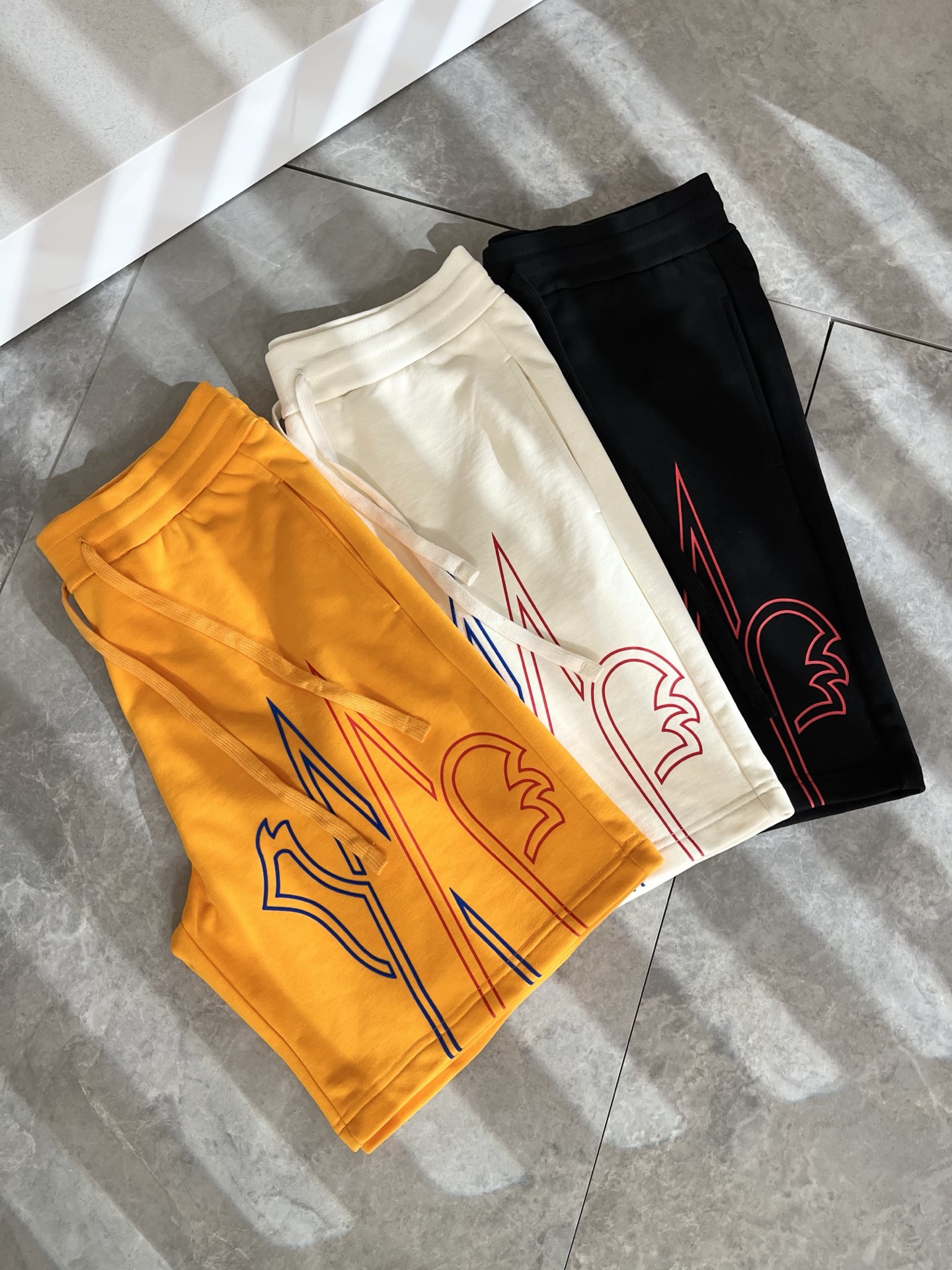  Moncler蒙家 2025春夏男女同款情侣款最新的贸易订单休闲短裤！全品相！！网红款！工艺采用log