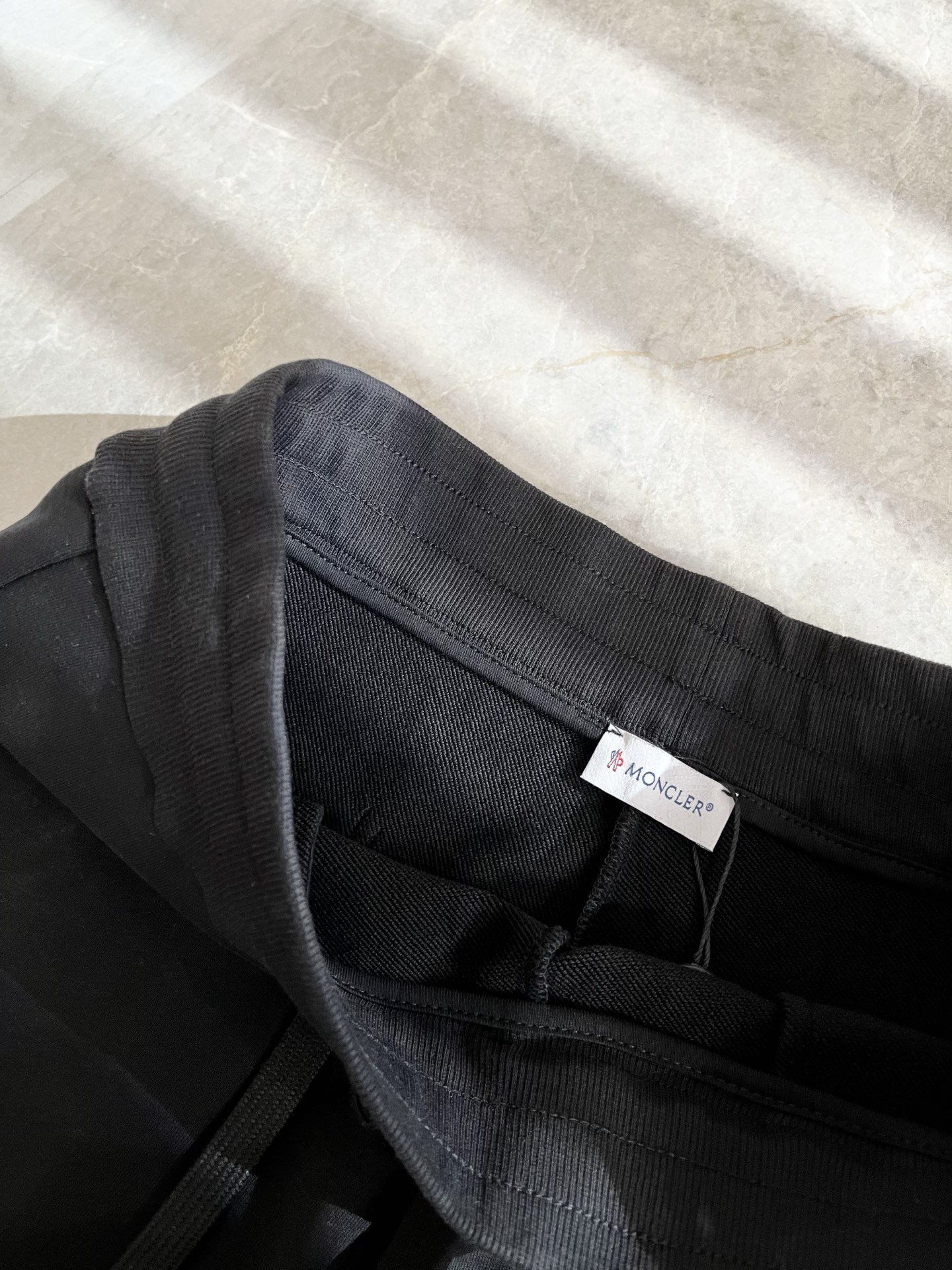  Moncler蒙家 2025春夏男女同款情侣款最新的贸易订单休闲短裤！全品相！！网红款！工艺采用log