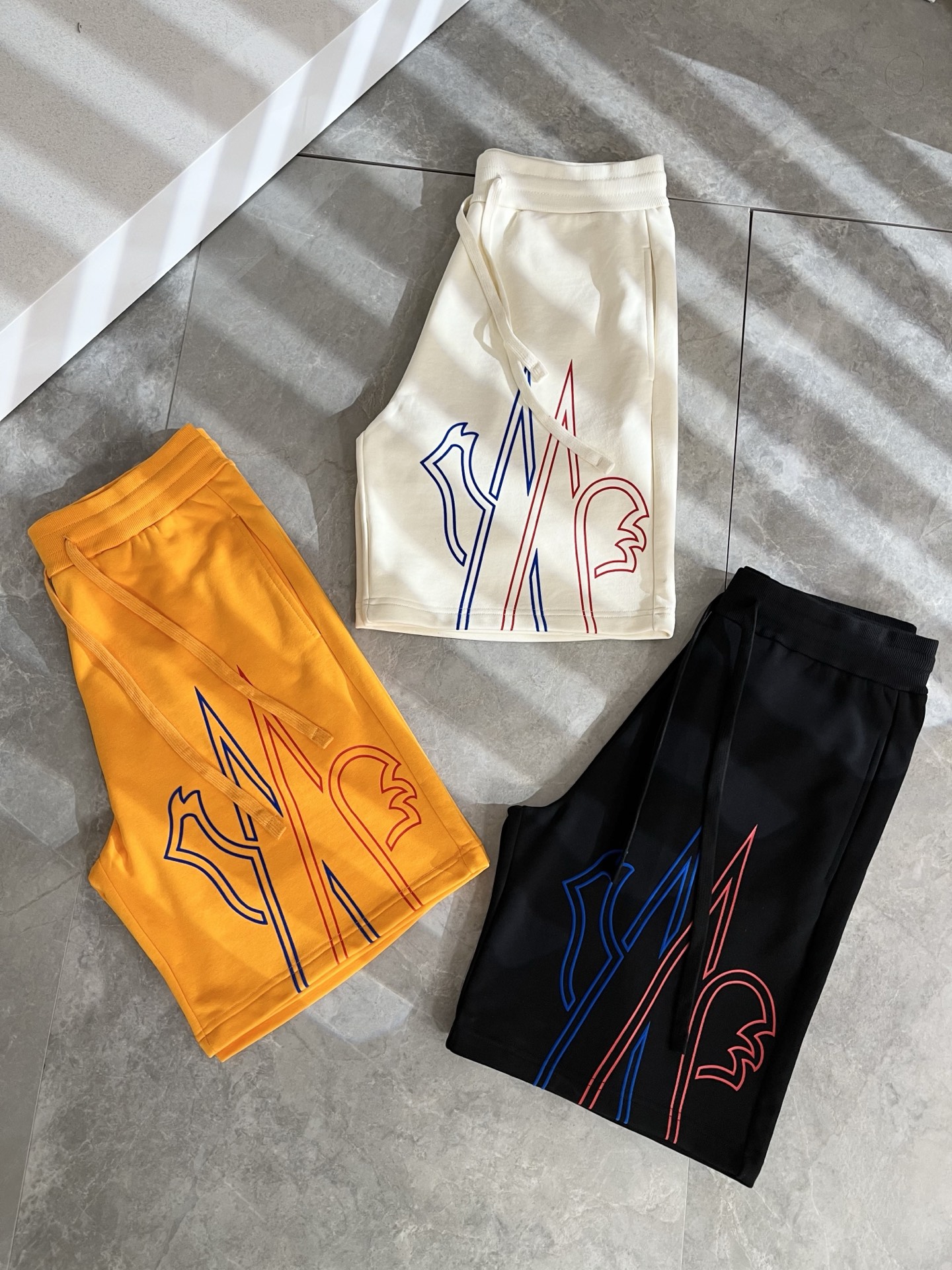  Moncler蒙家 2025春夏男女同款情侣款最新的贸易订单休闲短裤！全品相！！网红款！工艺采用log
