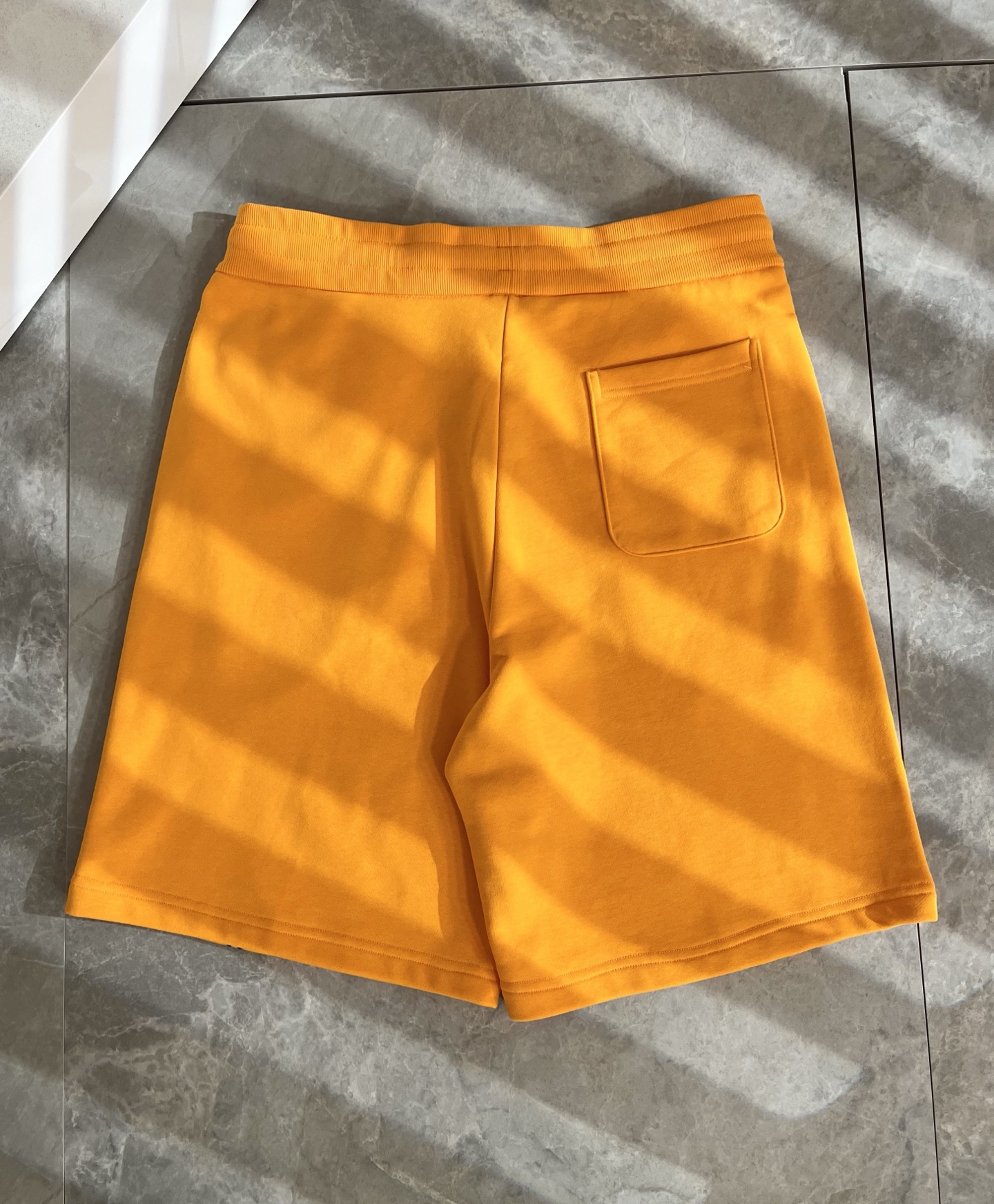  Moncler蒙家 2025春夏男女同款情侣款最新的贸易订单休闲短裤！全品相！！网红款！工艺采用log