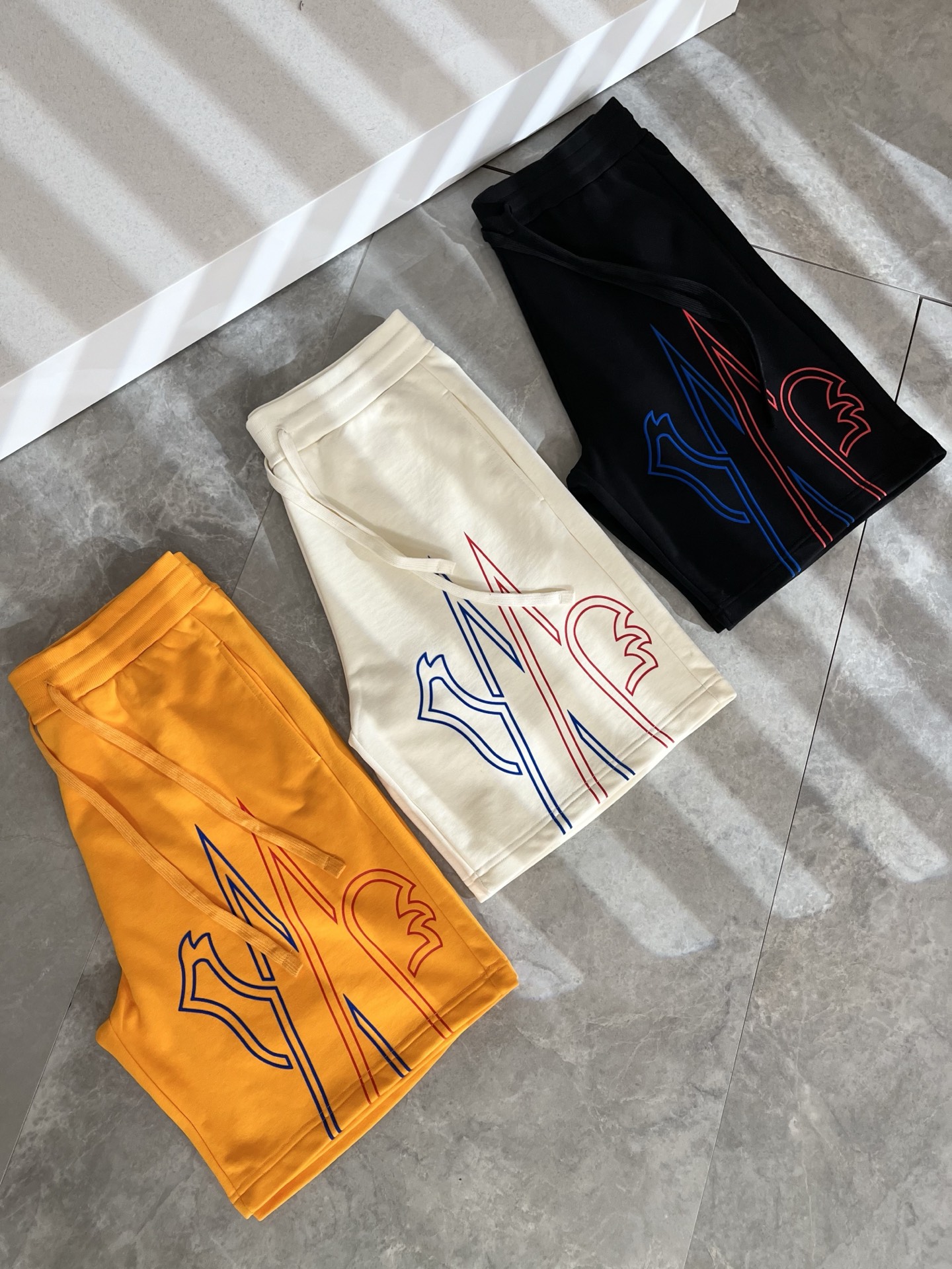  Moncler蒙家 2025春夏男女同款情侣款最新的贸易订单休闲短裤！全品相！！网红款！工艺采用log