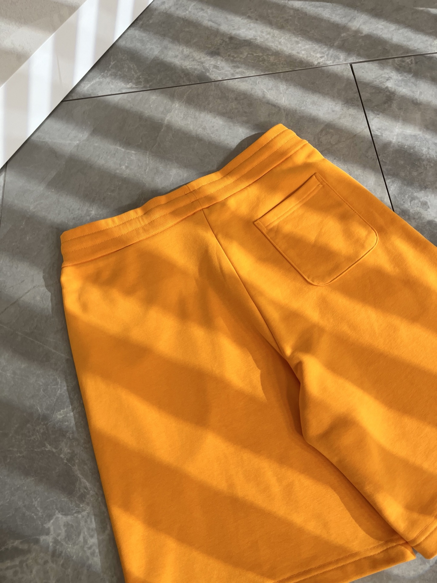  Moncler蒙家 2025春夏男女同款情侣款最新的贸易订单休闲短裤！全品相！！网红款！工艺采用log