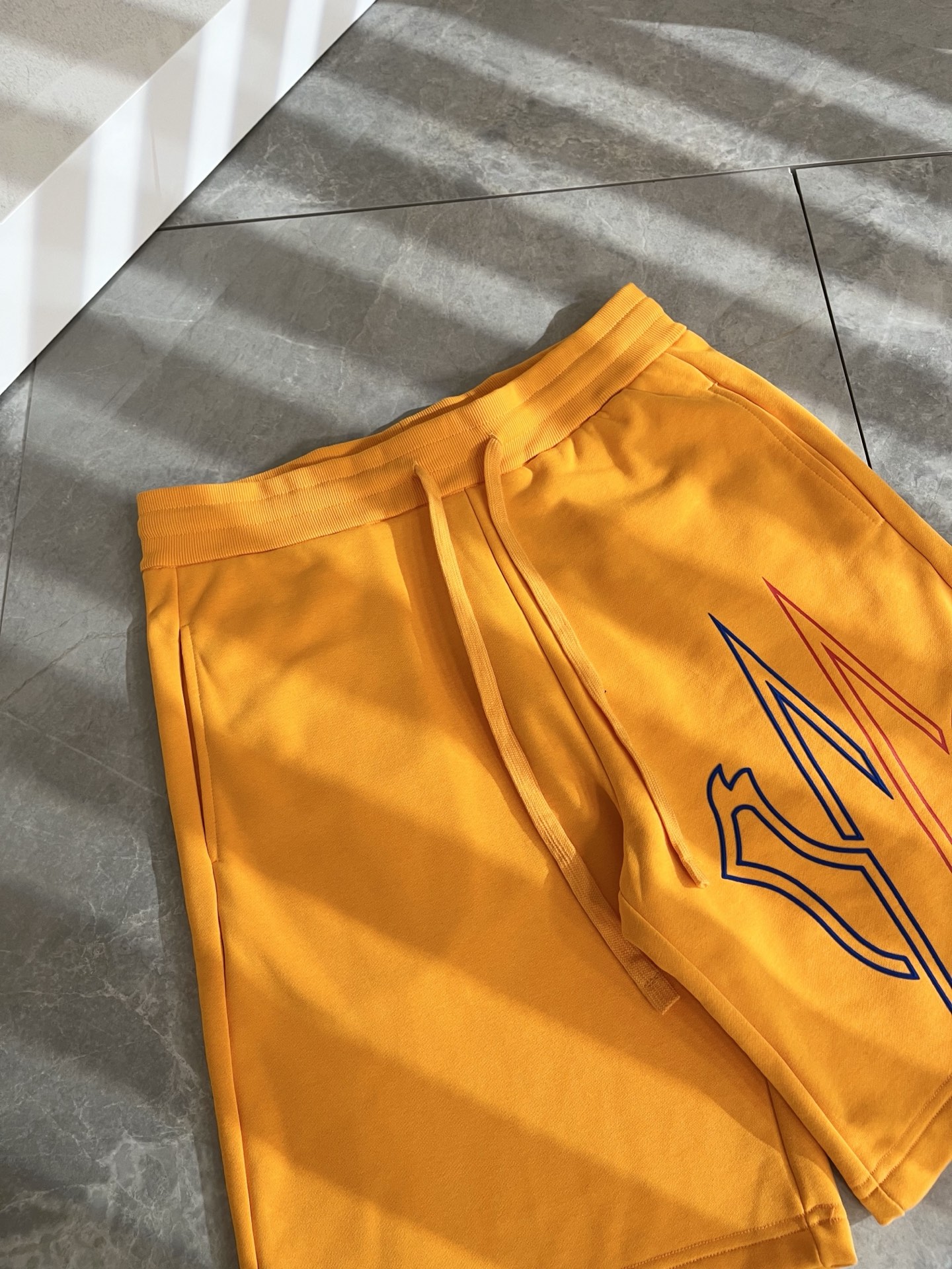  Moncler蒙家 2025春夏男女同款情侣款最新的贸易订单休闲短裤！全品相！！网红款！工艺采用log