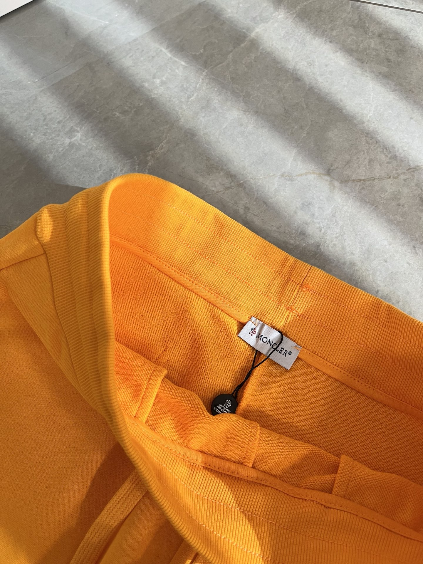  Moncler蒙家 2025春夏男女同款情侣款最新的贸易订单休闲短裤！全品相！！网红款！工艺采用log