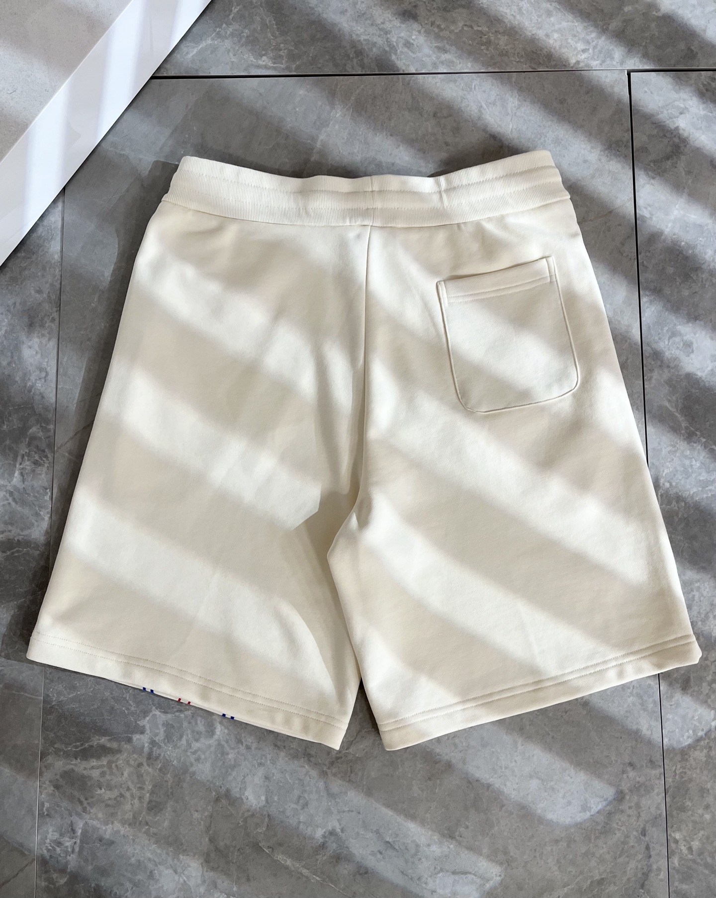  Moncler蒙家 2025春夏男女同款情侣款最新的贸易订单休闲短裤！全品相！！网红款！工艺采用log