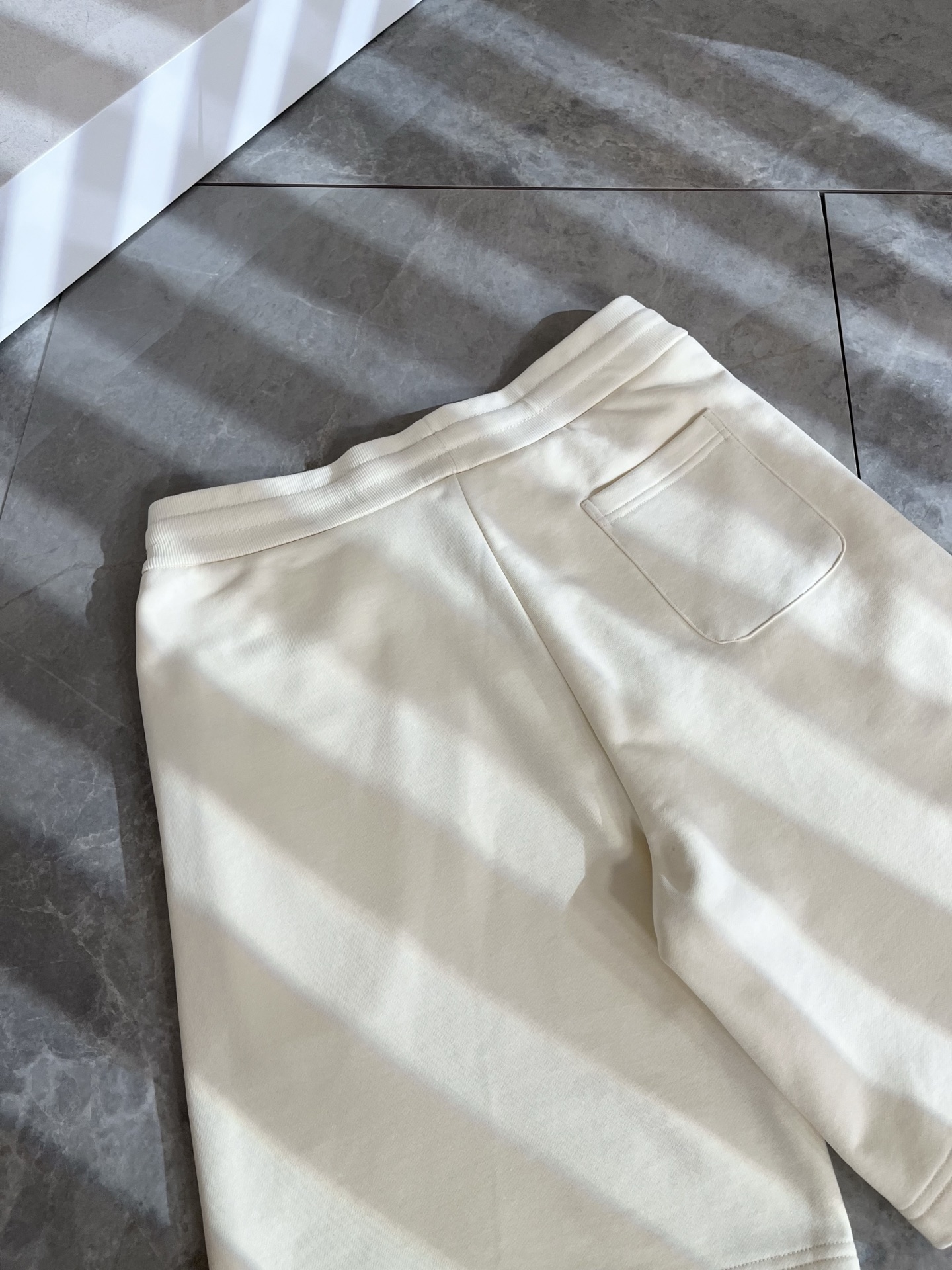  Moncler蒙家 2025春夏男女同款情侣款最新的贸易订单休闲短裤！全品相！！网红款！工艺采用log