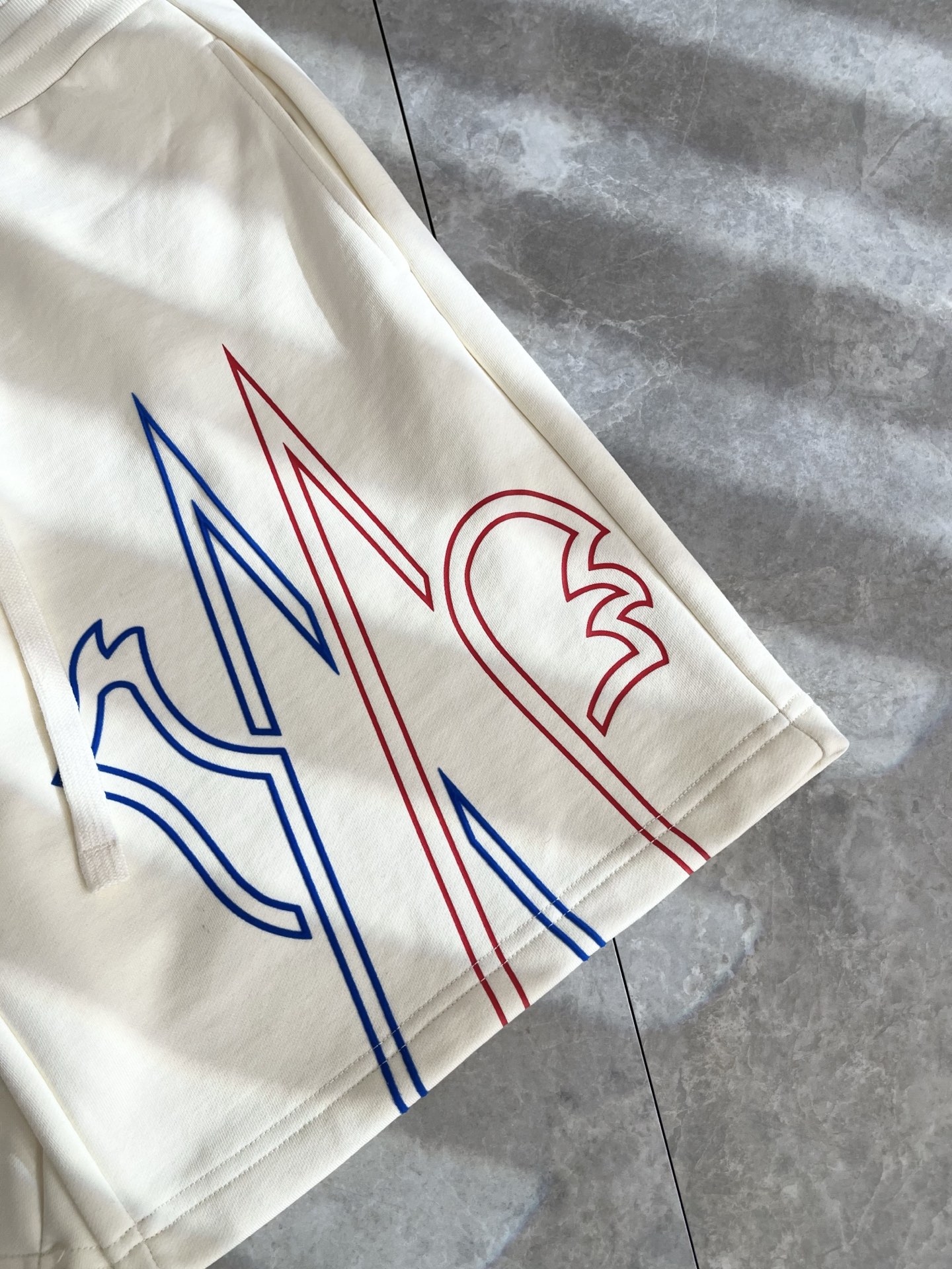  Moncler蒙家 2025春夏男女同款情侣款最新的贸易订单休闲短裤！全品相！！网红款！工艺采用log