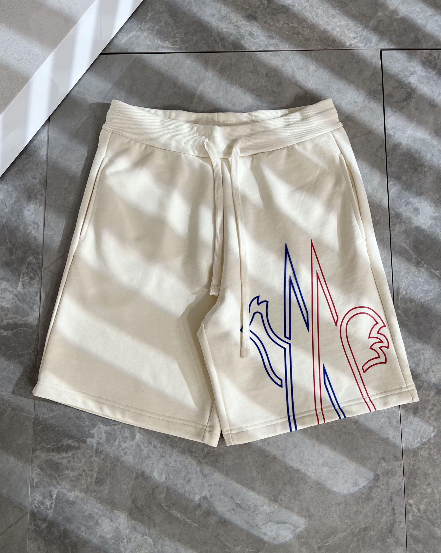  Moncler蒙家 2025春夏男女同款情侣款最新的贸易订单休闲短裤！全品相！！网红款！工艺采用log