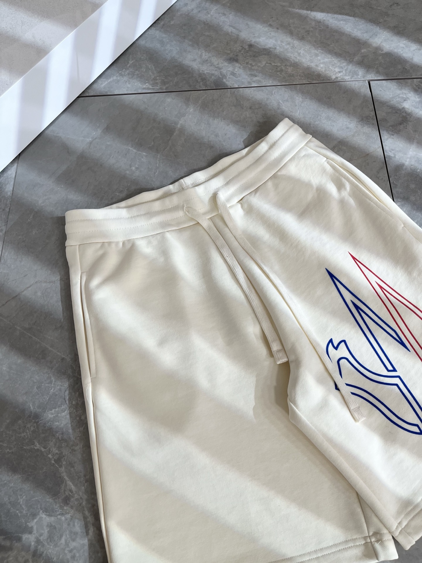  Moncler蒙家 2025春夏男女同款情侣款最新的贸易订单休闲短裤！全品相！！网红款！工艺采用log