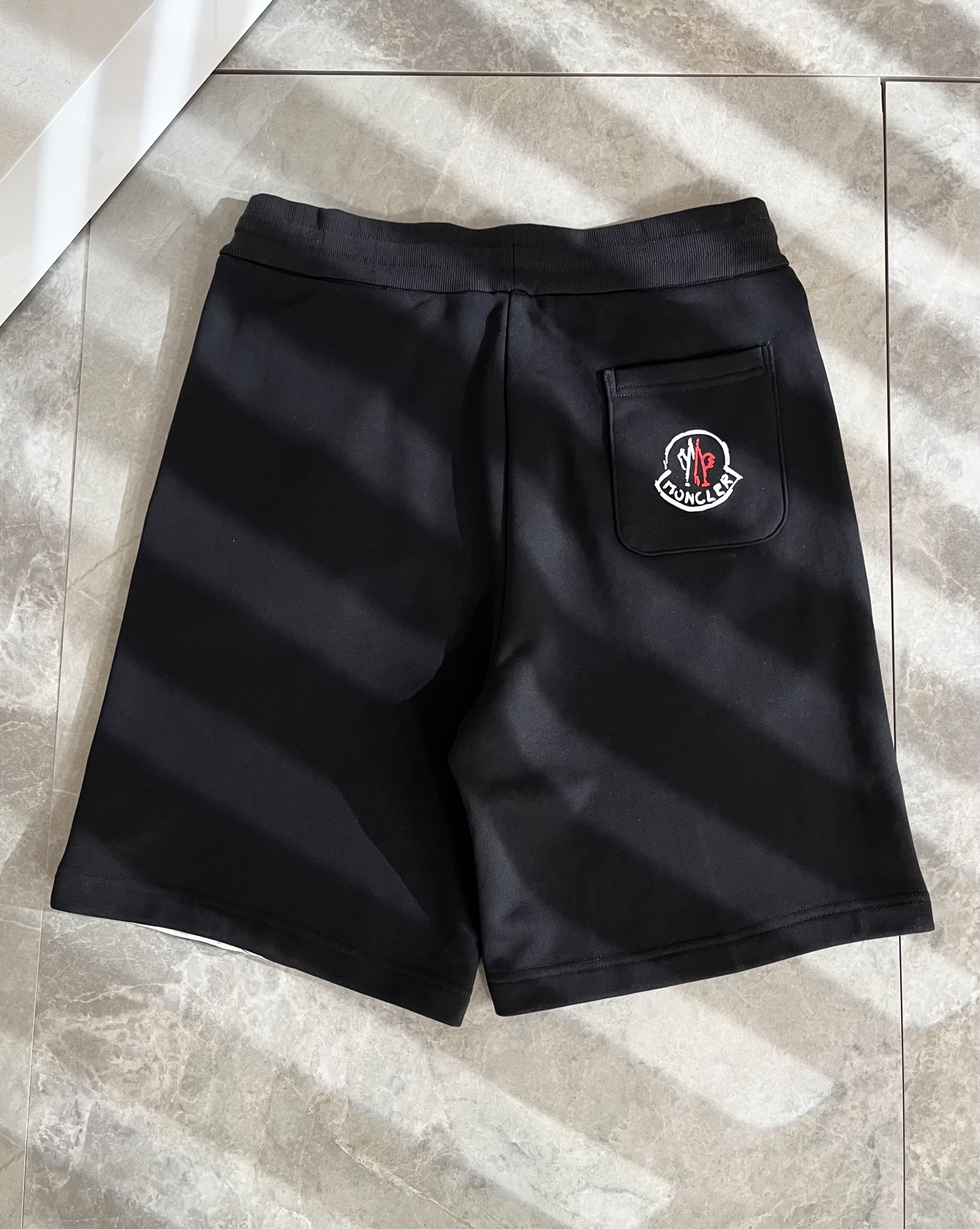  Moncler蒙家 2025春夏男女同款情侣款最新的贸易订单休闲短裤！全品相！！网红款！工艺采用log