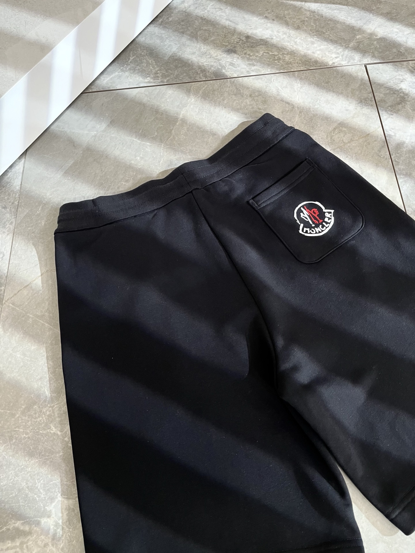  Moncler蒙家 2025春夏男女同款情侣款最新的贸易订单休闲短裤！全品相！！网红款！工艺采用log