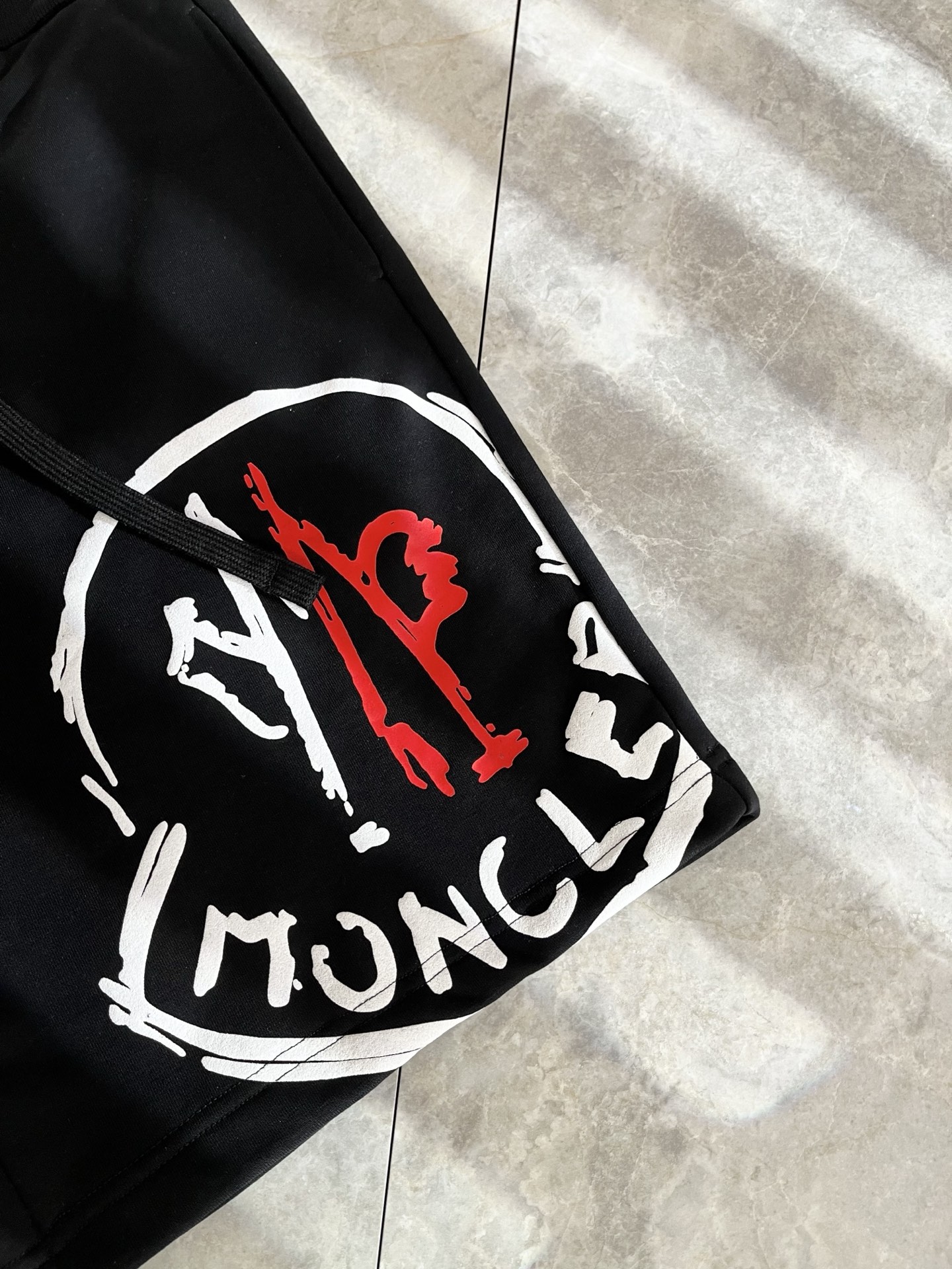  Moncler蒙家 2025春夏男女同款情侣款最新的贸易订单休闲短裤！全品相！！网红款！工艺采用log