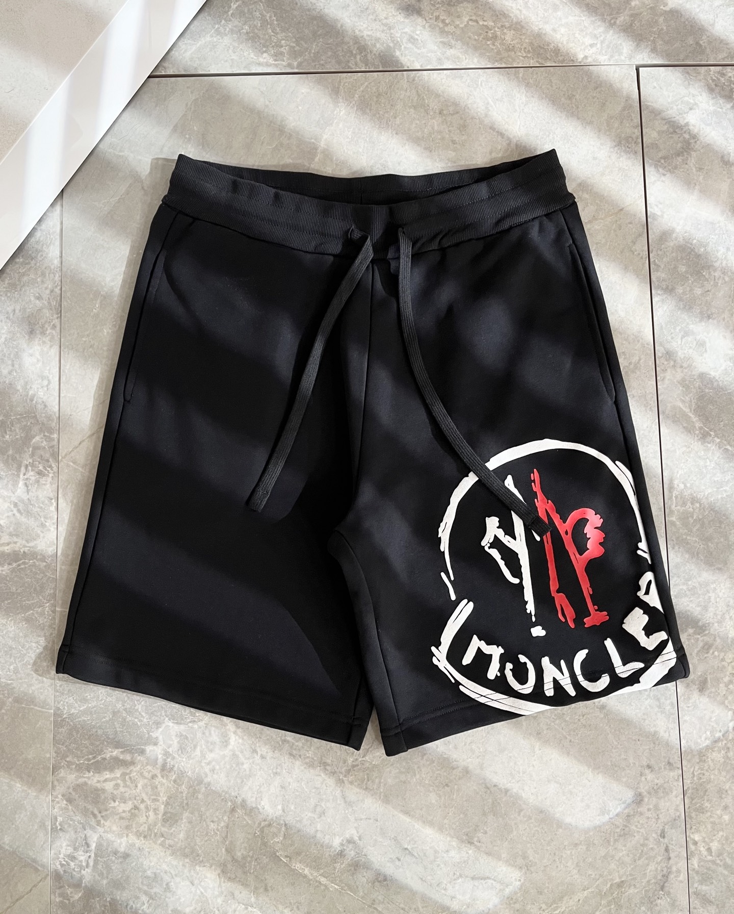  Moncler蒙家 2025春夏男女同款情侣款最新的贸易订单休闲短裤！全品相！！网红款！工艺采用log