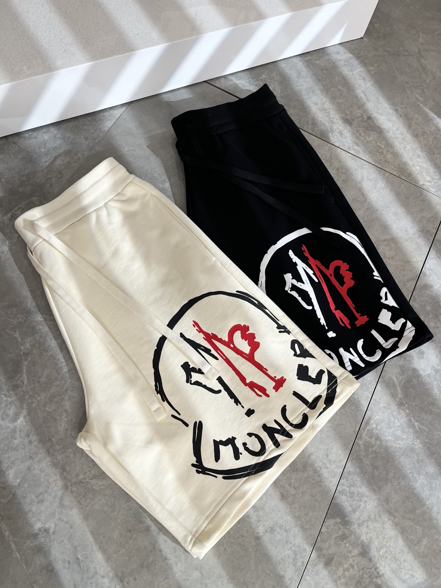  Moncler蒙家 2025春夏男女同款情侣款最新的贸易订单休闲短裤！全品相！！网红款！工艺采用log
