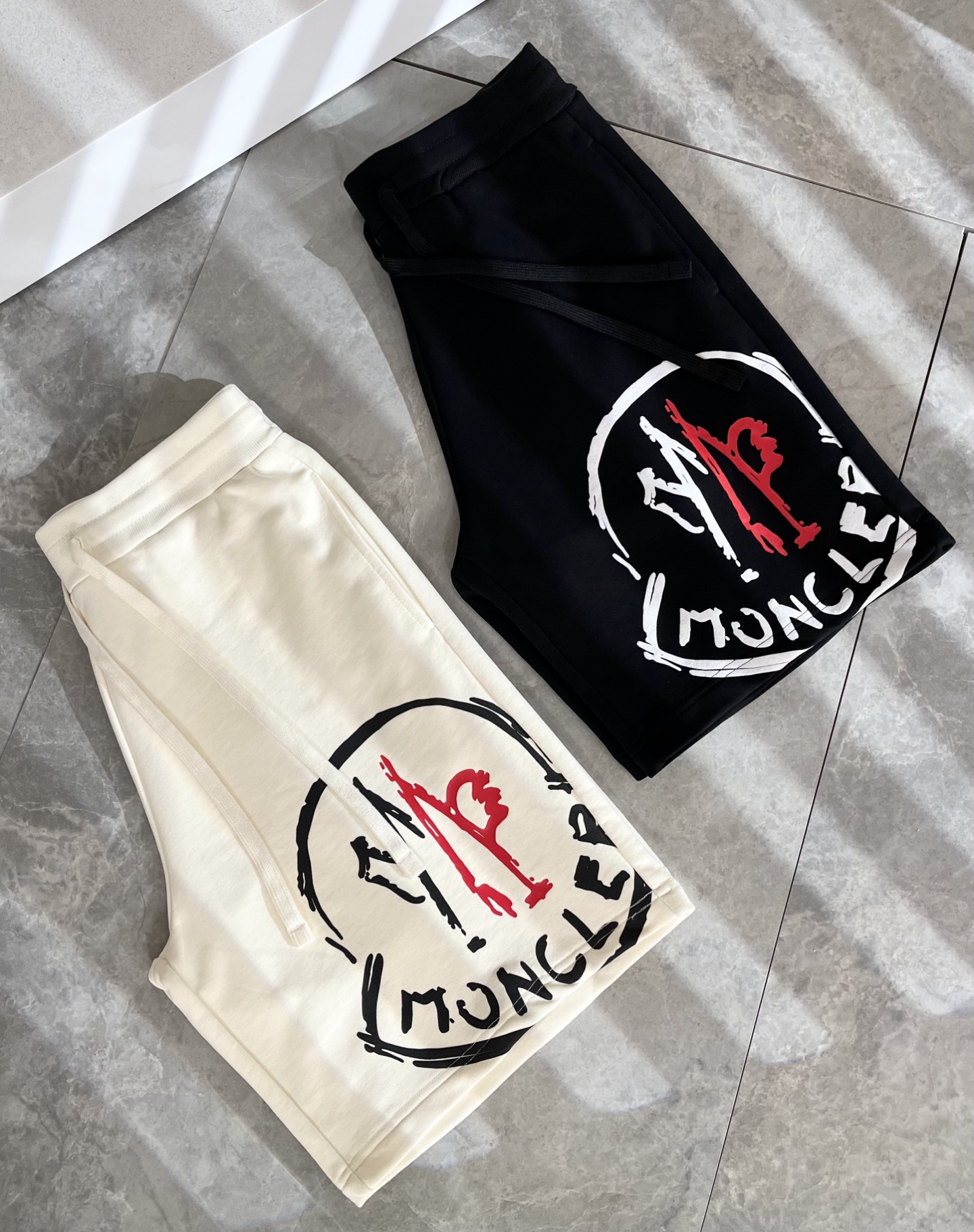  Moncler蒙家 2025春夏男女同款情侣款最新的贸易订单休闲短裤！全品相！！网红款！工艺采用log