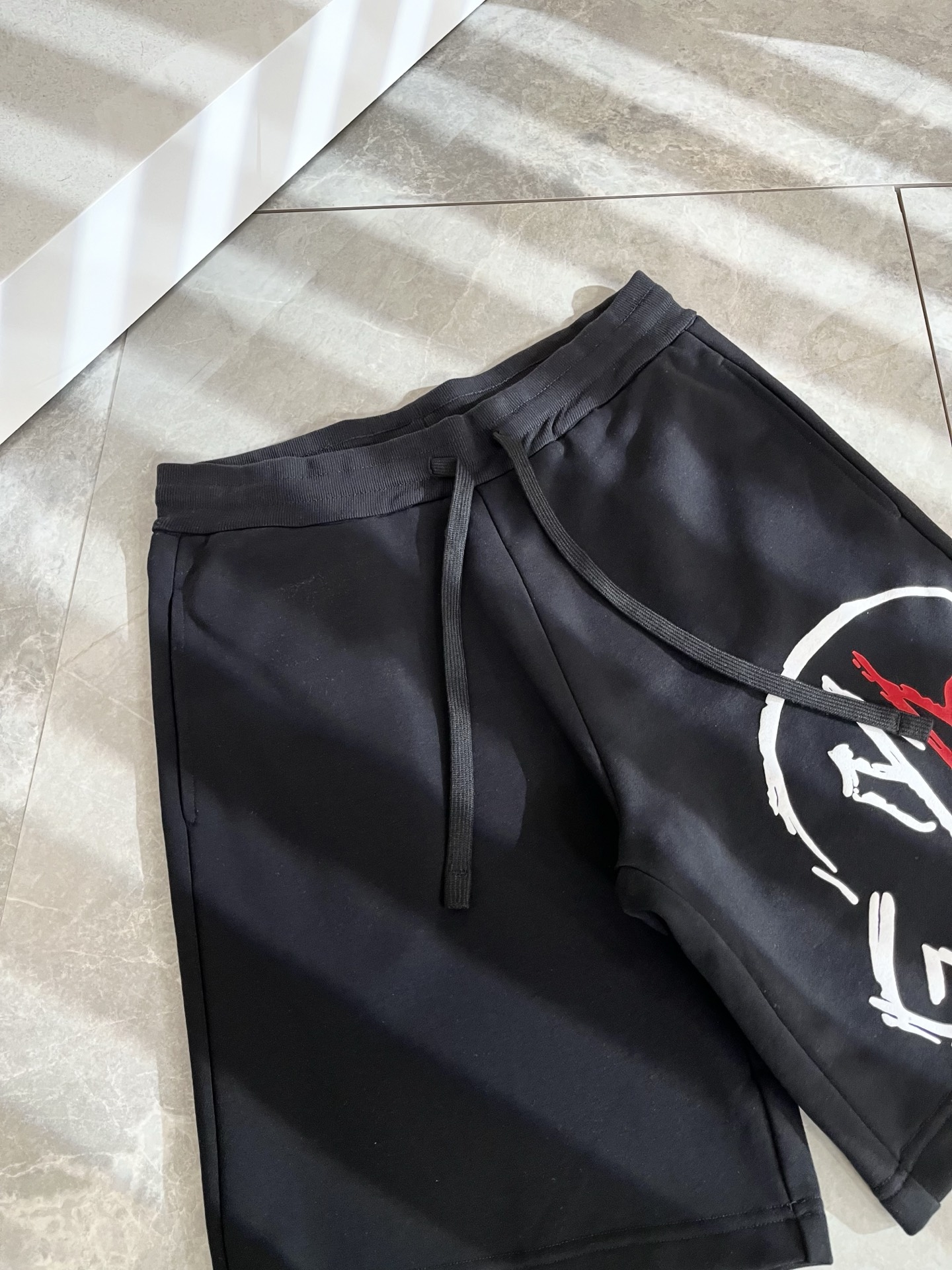  Moncler蒙家 2025春夏男女同款情侣款最新的贸易订单休闲短裤！全品相！！网红款！工艺采用log