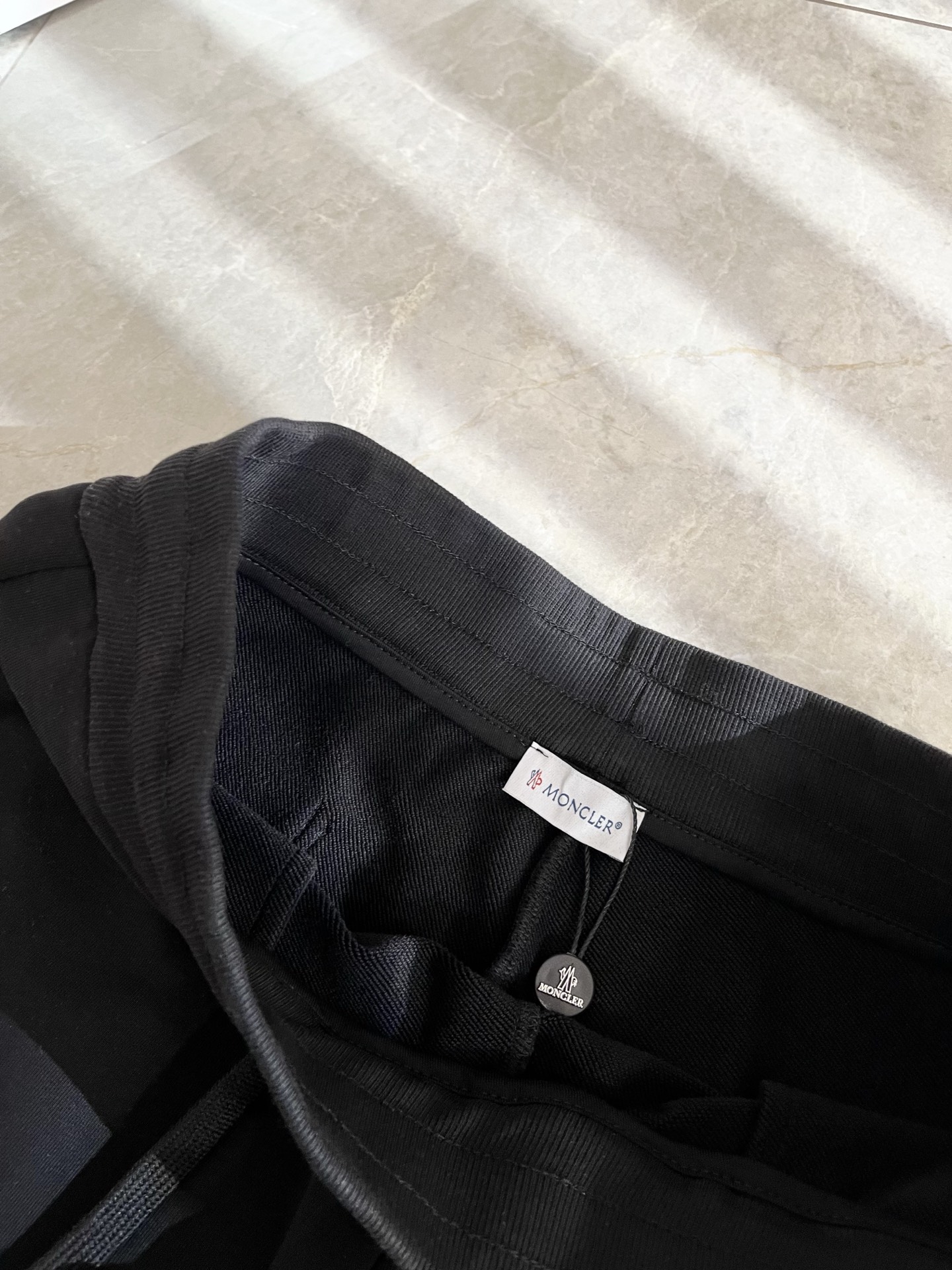  Moncler蒙家 2025春夏男女同款情侣款最新的贸易订单休闲短裤！全品相！！网红款！工艺采用log
