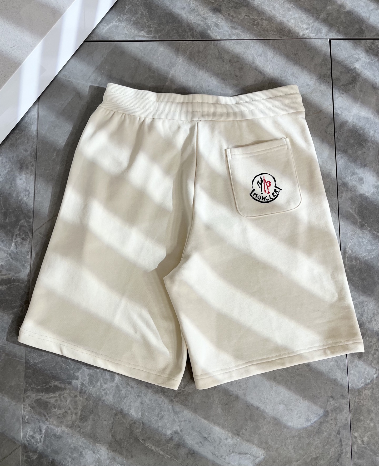  Moncler蒙家 2025春夏男女同款情侣款最新的贸易订单休闲短裤！全品相！！网红款！工艺采用log