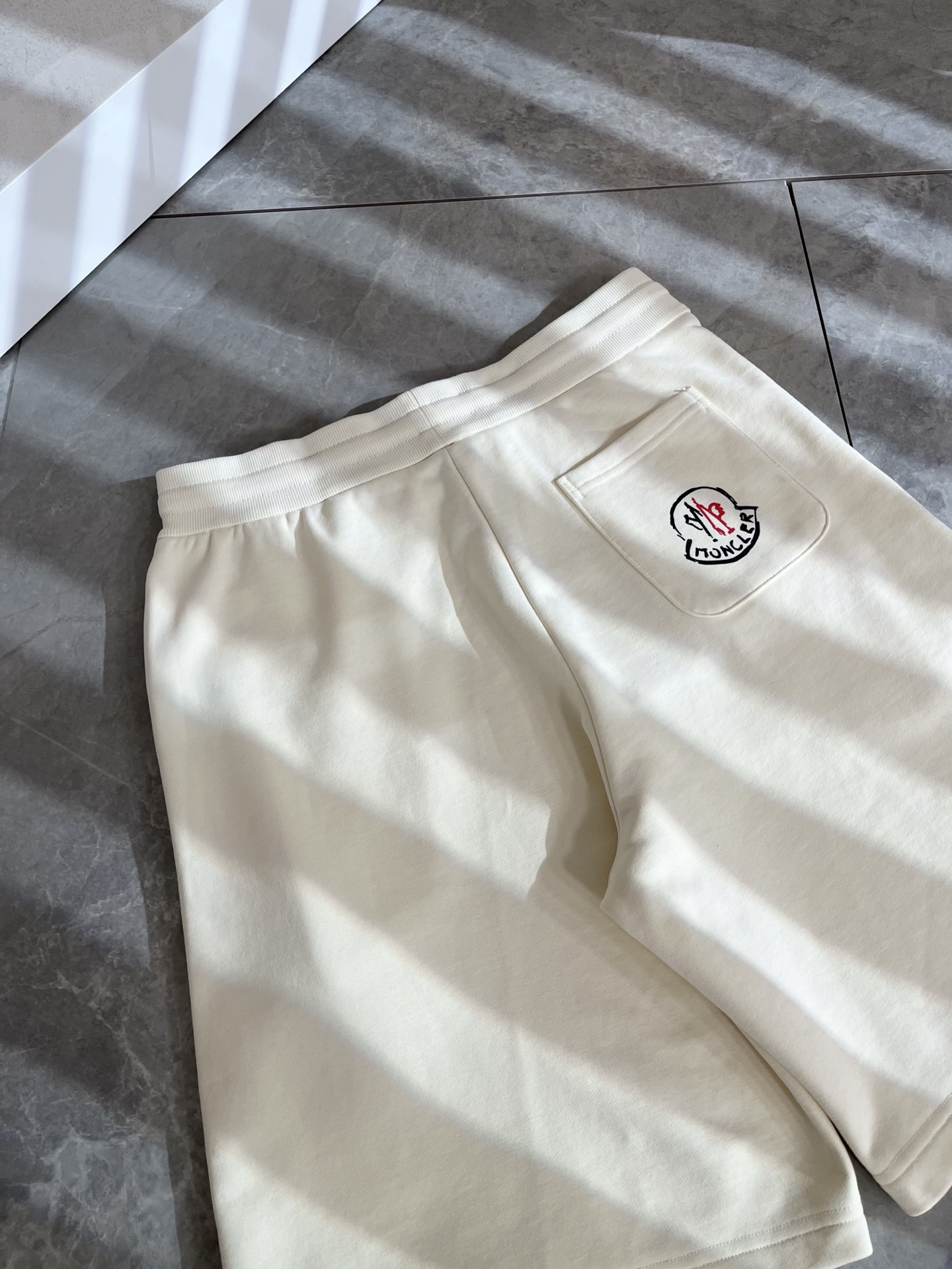  Moncler蒙家 2025春夏男女同款情侣款最新的贸易订单休闲短裤！全品相！！网红款！工艺采用log