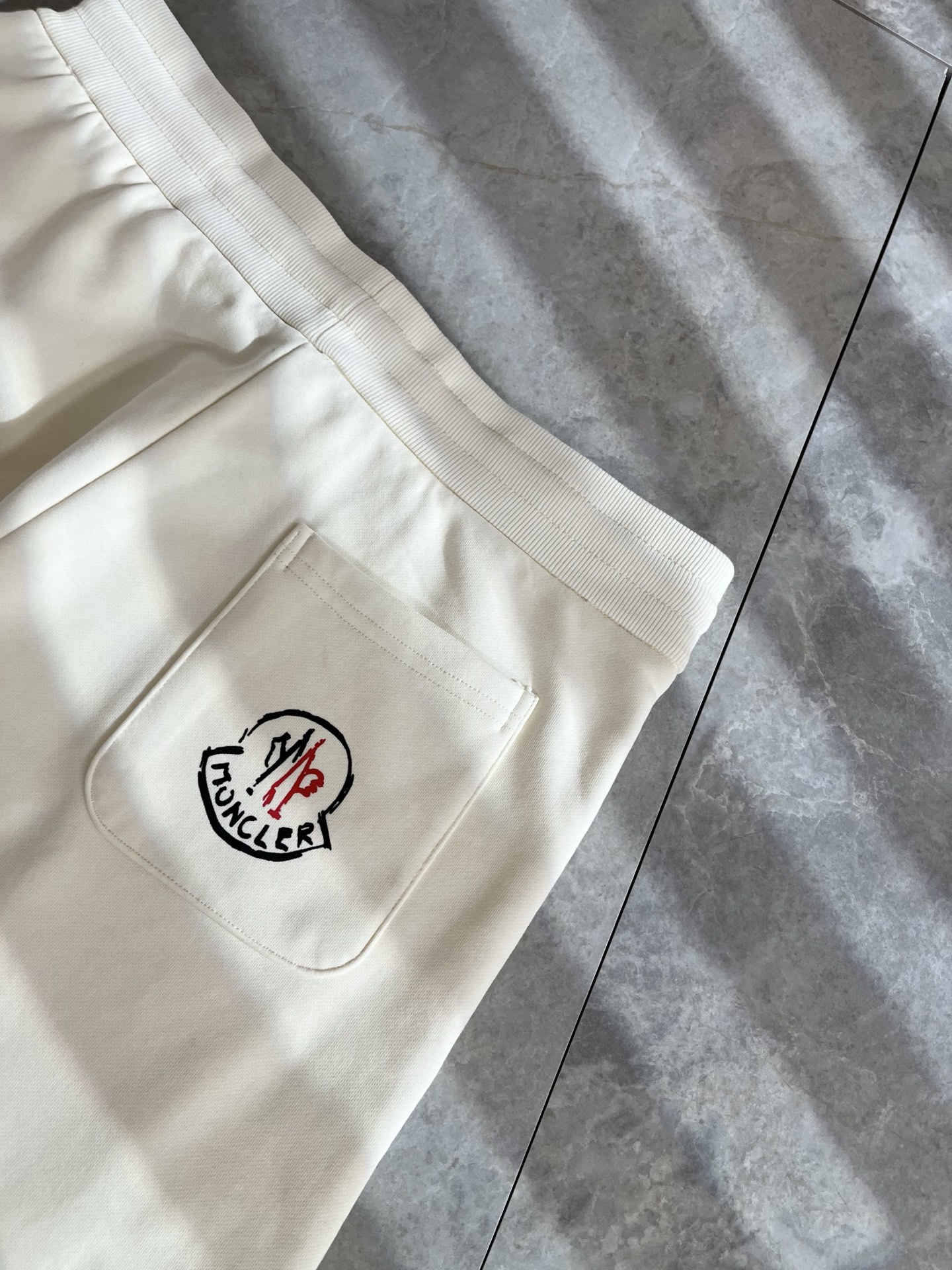  Moncler蒙家 2025春夏男女同款情侣款最新的贸易订单休闲短裤！全品相！！网红款！工艺采用log