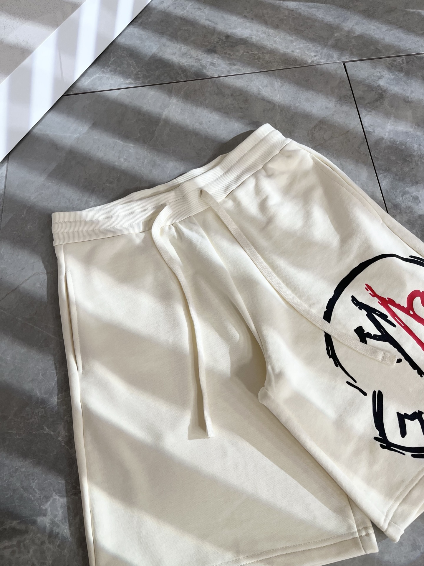  Moncler蒙家 2025春夏男女同款情侣款最新的贸易订单休闲短裤！全品相！！网红款！工艺采用log