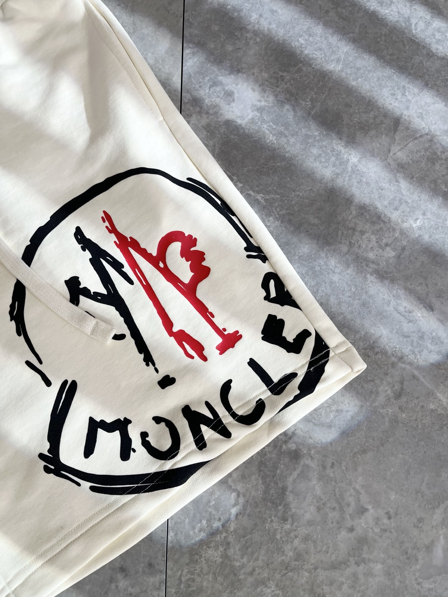  Moncler蒙家 2025春夏男女同款情侣款最新的贸易订单休闲短裤！全品相！！网红款！工艺采用log