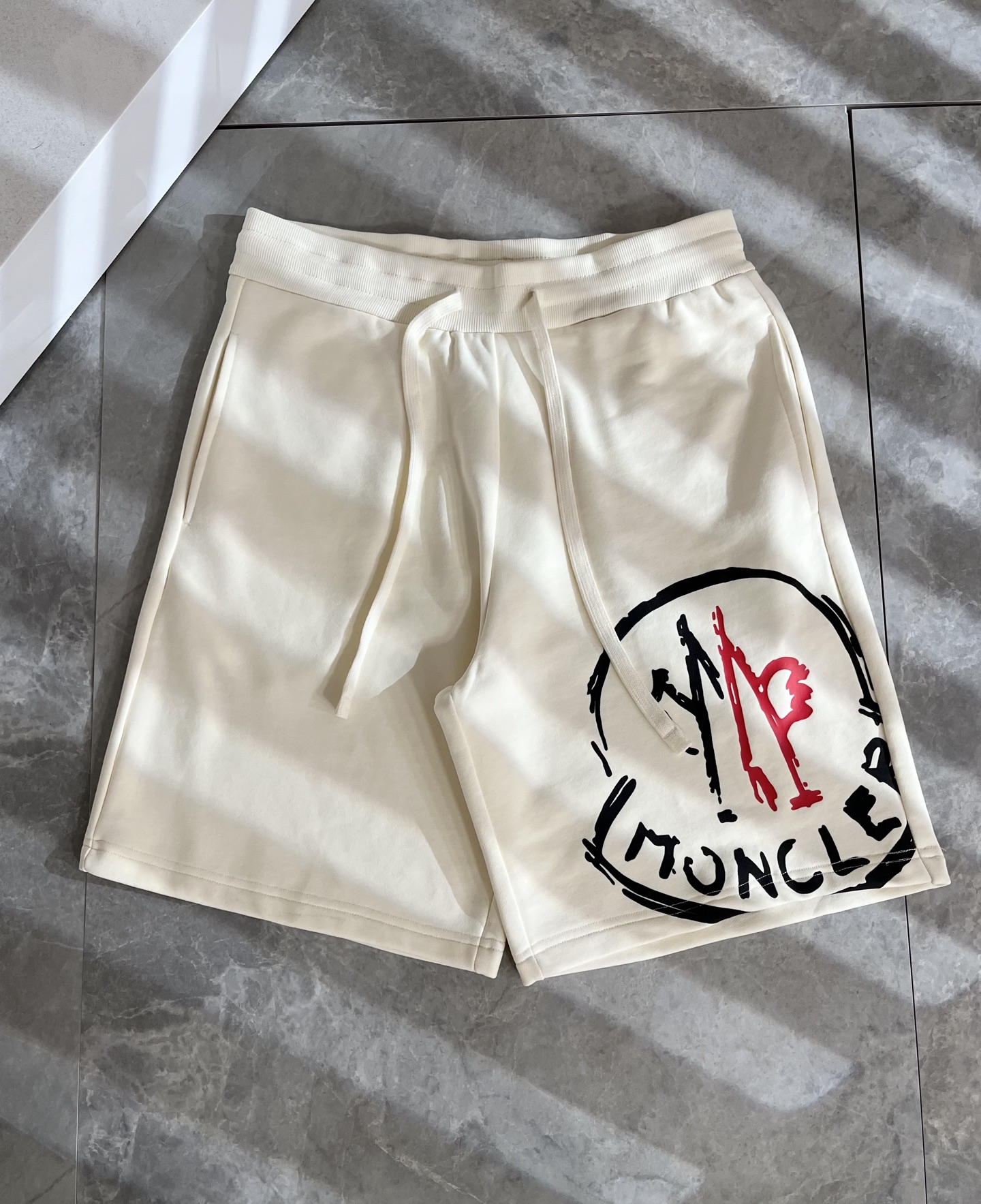  Moncler蒙家 2025春夏男女同款情侣款最新的贸易订单休闲短裤！全品相！！网红款！工艺采用log