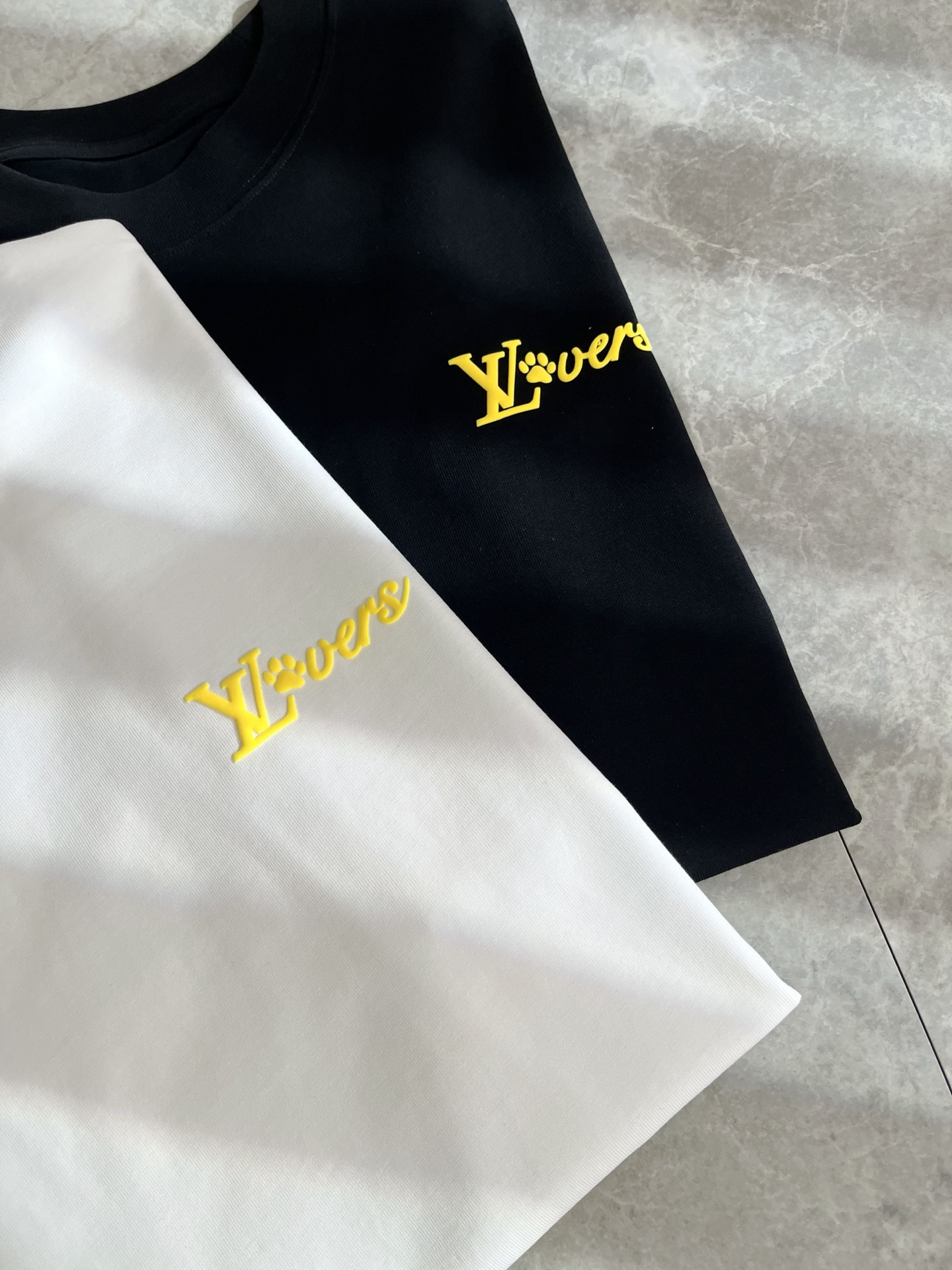   LouisVuitt*路易*登 2025春夏全新系列单品上线，非常时髦前卫的一款男女同款短袖T恤，标