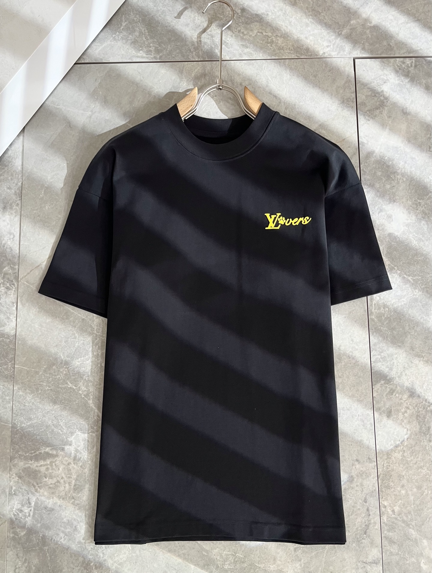   LouisVuitt*路易*登 2025春夏全新系列单品上线，非常时髦前卫的一款男女同款短袖T恤，标