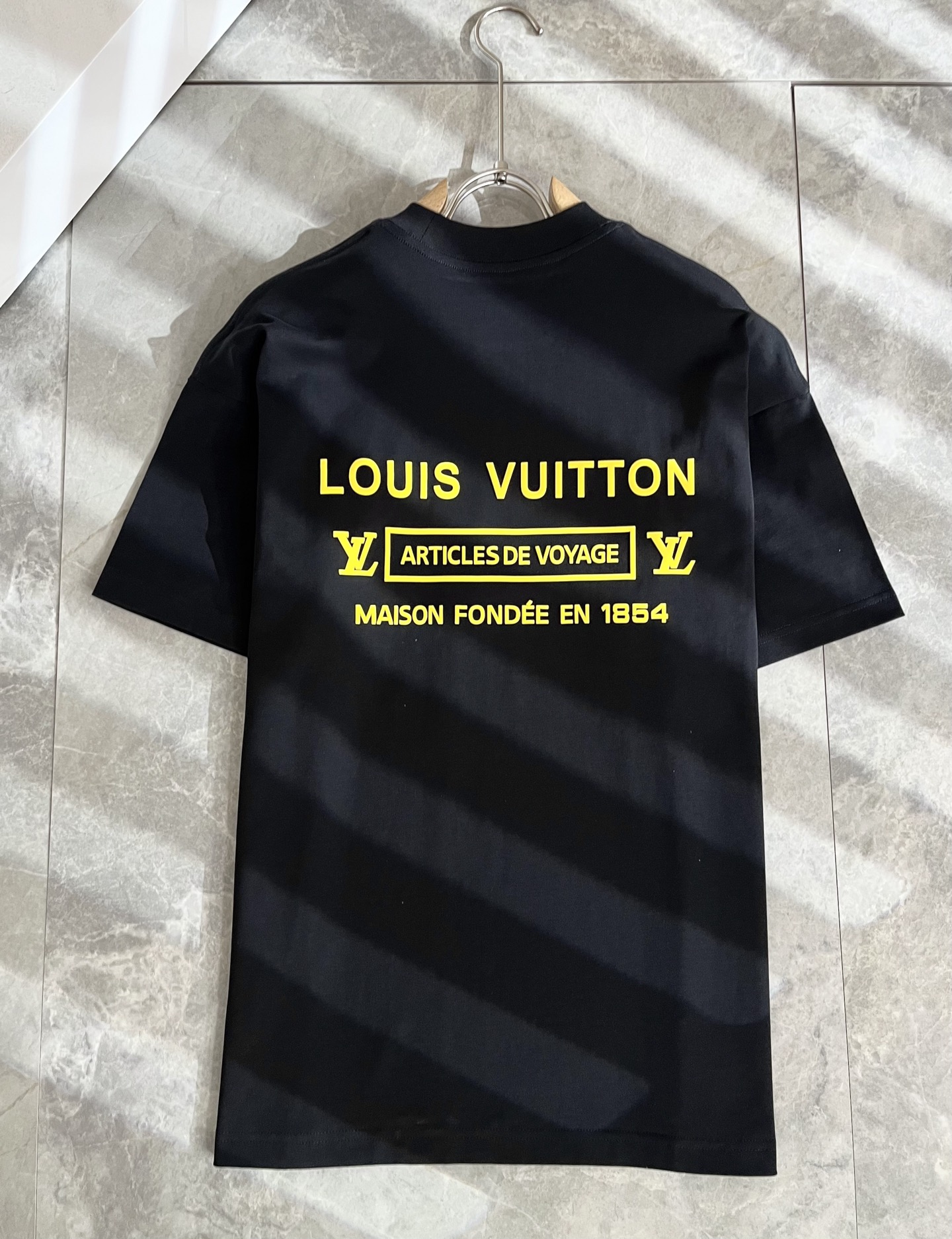   LouisVuitt*路易*登 2025春夏全新系列单品上线，非常时髦前卫的一款男女同款短袖T恤，标