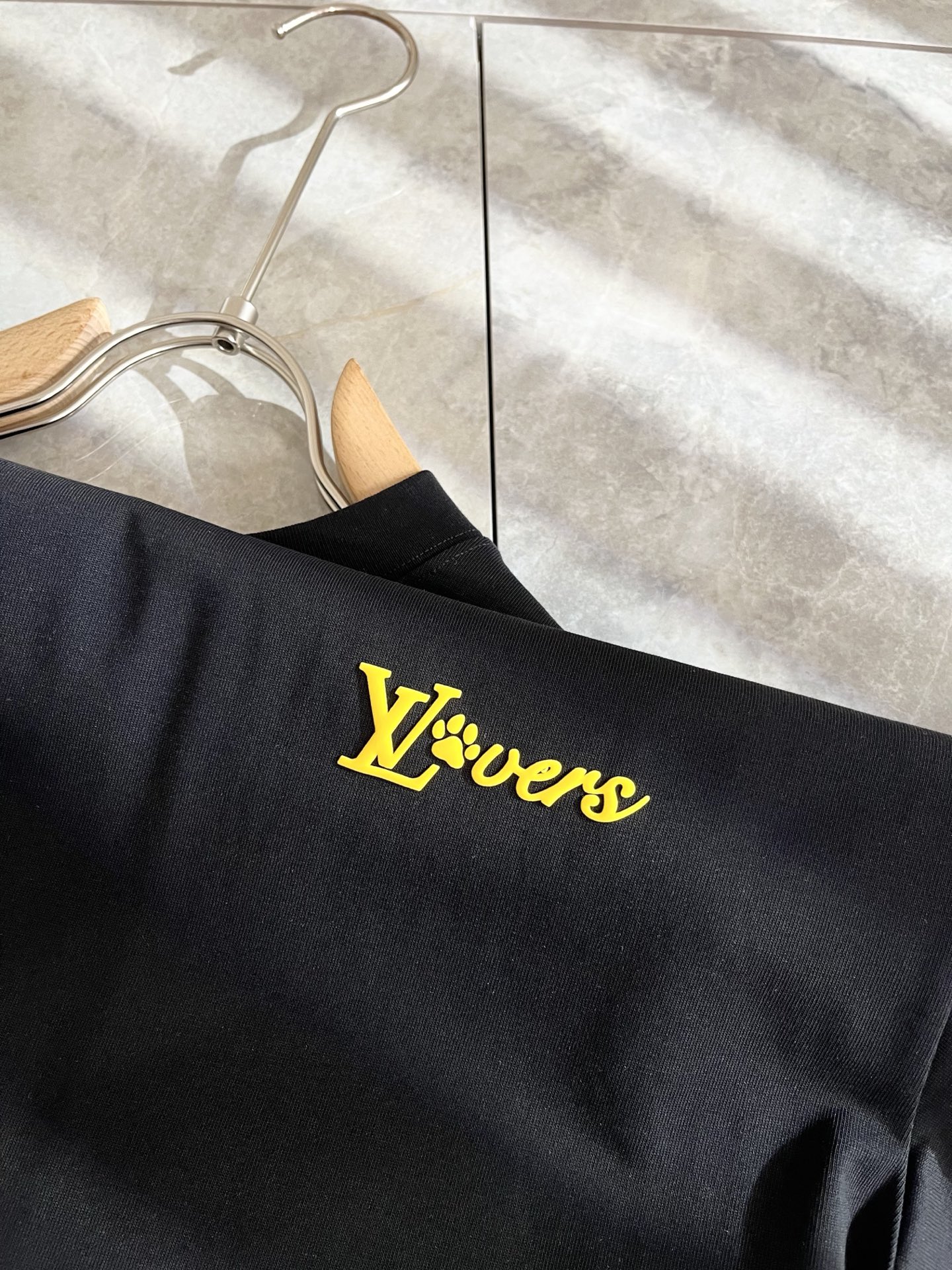   LouisVuitt*路易*登 2025春夏全新系列单品上线，非常时髦前卫的一款男女同款短袖T恤，标