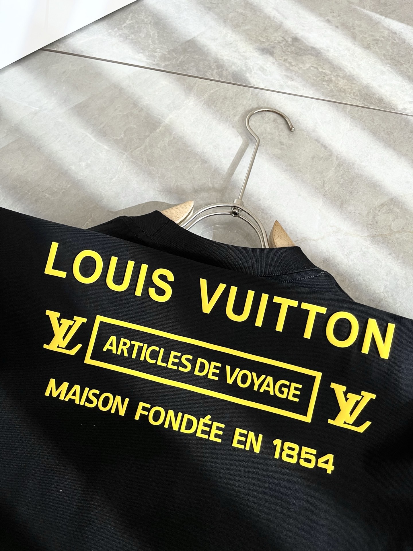   LouisVuitt*路易*登 2025春夏全新系列单品上线，非常时髦前卫的一款男女同款短袖T恤，标