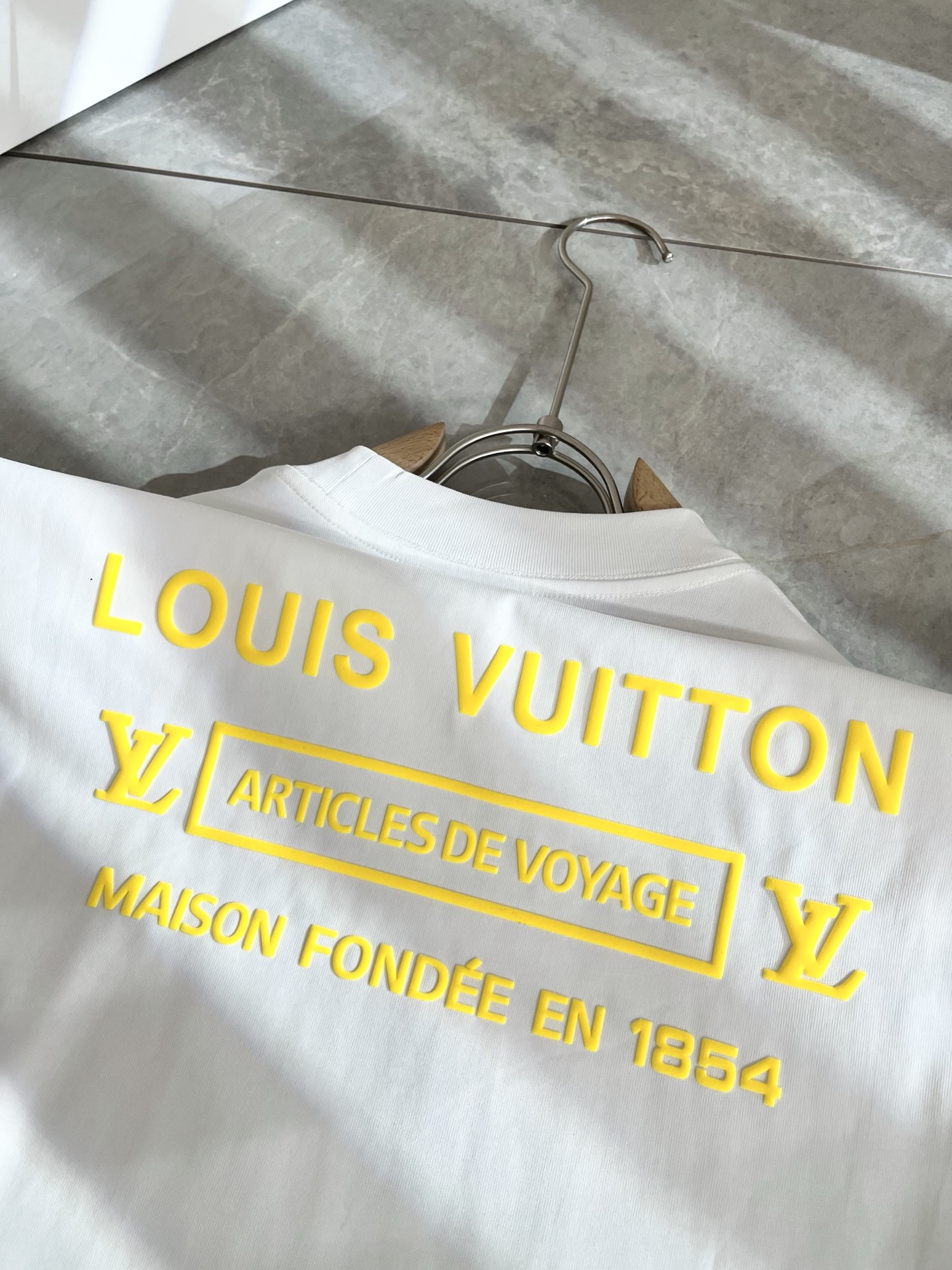   LouisVuitt*路易*登 2025春夏全新系列单品上线，非常时髦前卫的一款男女同款短袖T恤，标