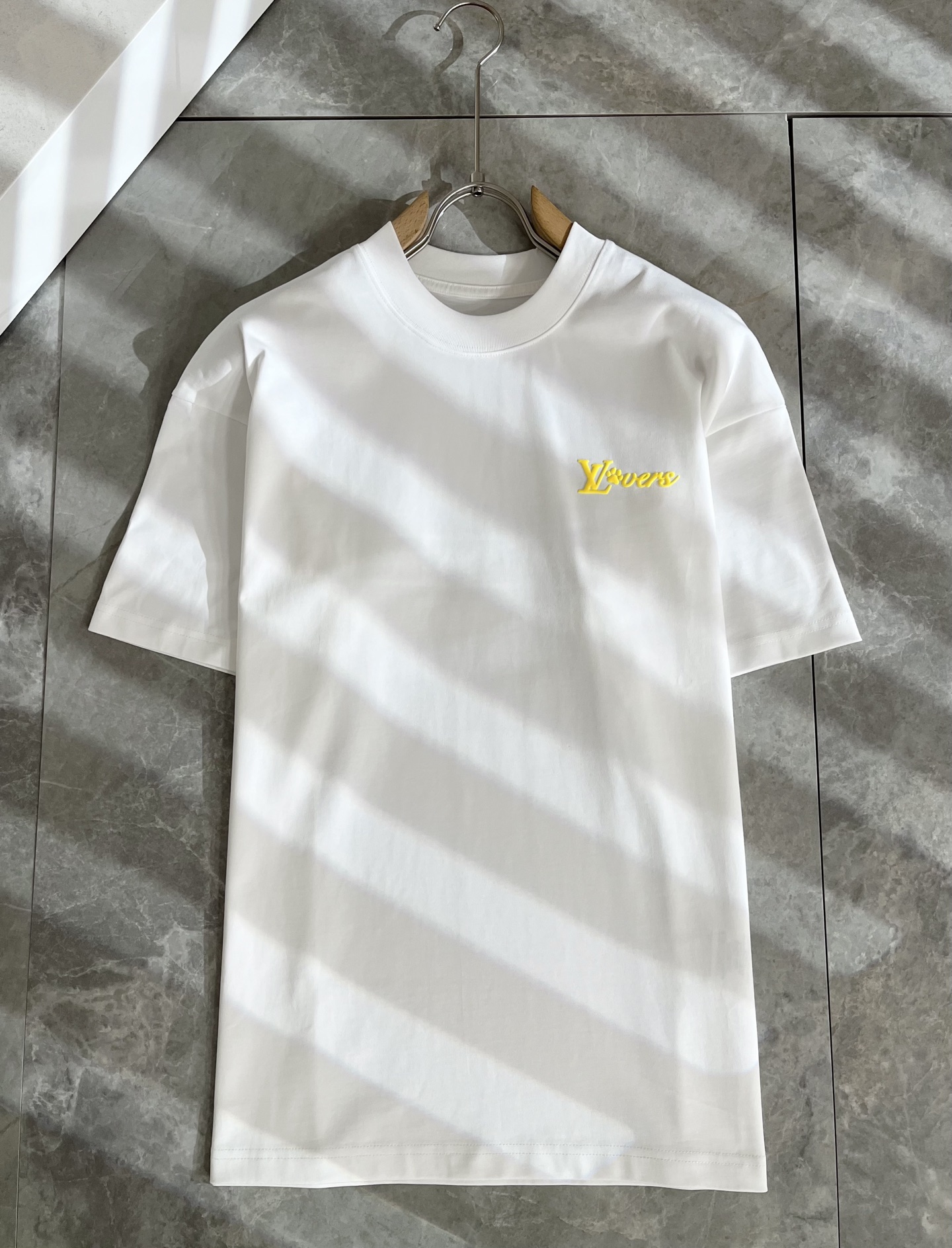   LouisVuitt*路易*登 2025春夏全新系列单品上线，非常时髦前卫的一款男女同款短袖T恤，标