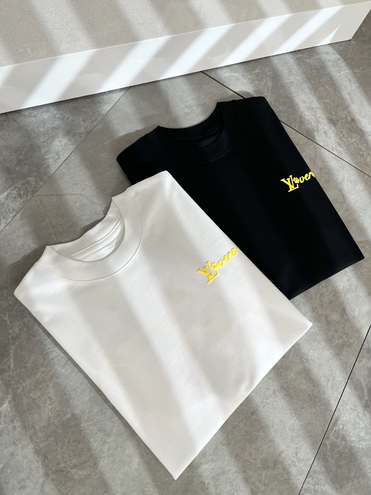   LouisVuitt*路易*登 2025春夏全新系列单品上线，非常时髦前卫的一款男女同款短袖T恤，标