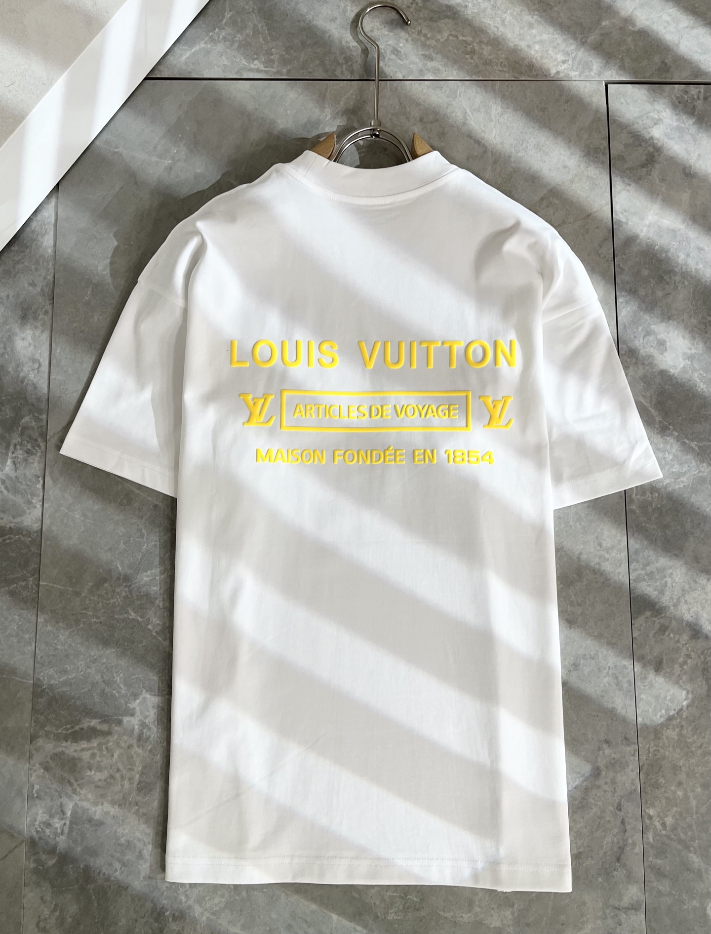   LouisVuitt*路易*登 2025春夏全新系列单品上线，非常时髦前卫的一款男女同款短袖T恤，标