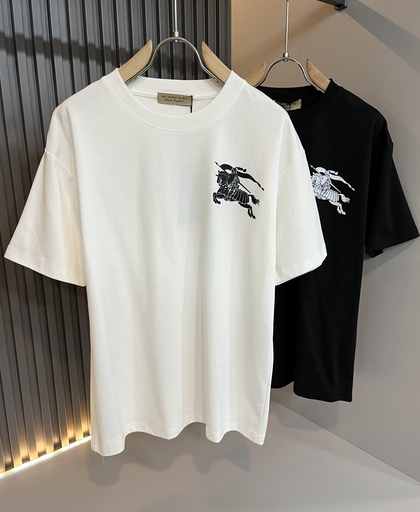 NO:449778,BURBER*Y Ba*li's new spring and summer 2025 short-sleeved T-shirt for men and women, is coming, and is made of a popular environmentally friendly pure cotton fabric recently. It is a high-end outdoor sports and leisure series, which is very popular in sports!  BUR's latest special material, logo logo pattern printing design!  Fabric is also called memory cloth, which refers to fabrics with morphological memory functions. It instantly kills all versions on the market. It can only be said that it is not a level of existence at all. Whether it is material, detail restoration and craftsmanship, you are not afraid of any challenges. Just to contribute wonderful products to everyone. As always, it is consistent. A style that implements the core concept of BUR will be closely tied to fashion, always maintaining perfection, a simple but not simple design style perfectly meets the outfit you need in daily life. Size: M-3XL., burberry, T-shirt, tees, t-shirt, alexander wang19860909BURBER*Y巴*莉2025春夏新品男女同款短袖T恤,重磅来袭,最近比较火热的环保纯棉面料制作而成,高端户外运动休闲系列,非常火热运动风潮！BUR最新研发的特殊材质,标志logo图案印花设计！面料也叫记忆布,是指具有形态记忆功能的面料,秒杀市面上一切版本,只能说根本就不是一个级别的存在,不管是材质还是细节还原度以及工艺制作方面,不惧任何挑战,只为给大家奉献绝妙产物一如既往,始终如一,贯彻了BUR核心理念的一个款式将与时尚紧紧的捆绑在一起,时刻保持完美,简约而不简单的的设计风格,完美的满足了你日常所需要的穿搭.尺码:M-3XL.,,burberry,T-shirt,tees，t-shirt,alexander wang,Men's clothing