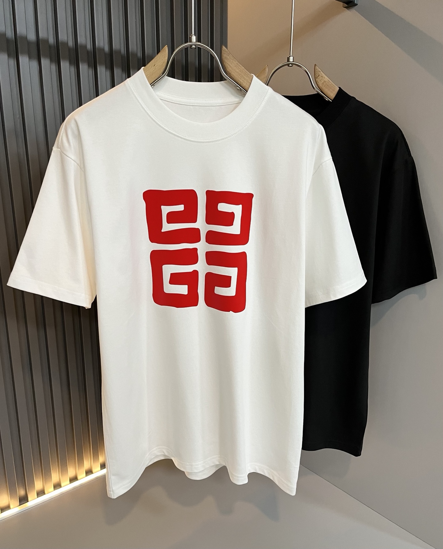  Giv*chy/纪*希2025春夏新款男女同款👫短袖T恤，主创时尚注入了全新时尚能量。通过探索各种题