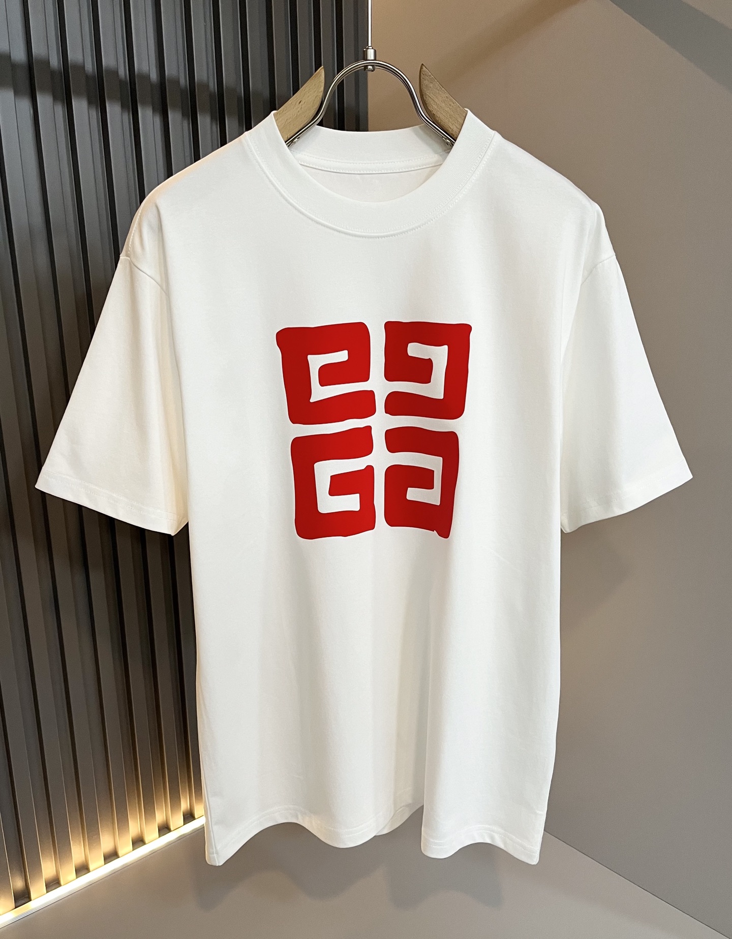   Giv*chy/纪*希2025春夏新款男女同款👫短袖T恤，主创时尚注入了全新时尚能量。通过探索各种题